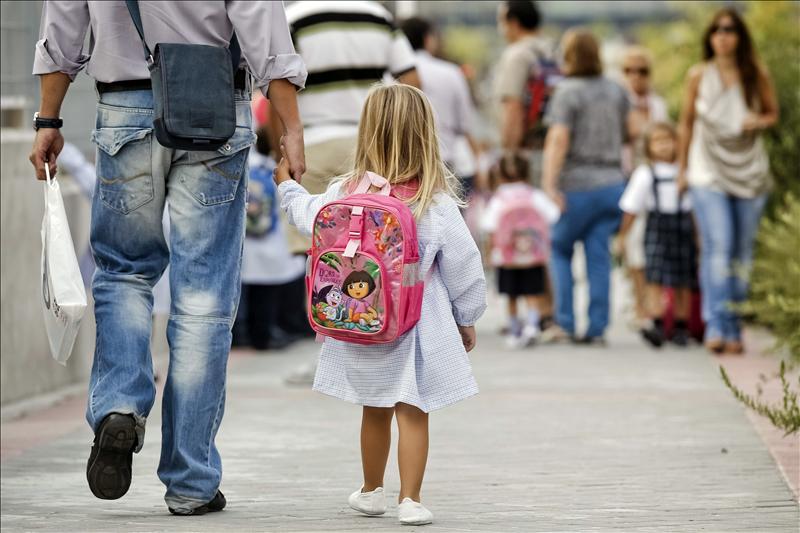 Las familias gastan por hijo 220 euros más en la educación que antes de la crisis