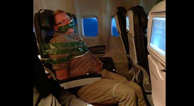 Varios pasajeros de un avión amordazan y atan a un hombre borracho en pleno vuelo