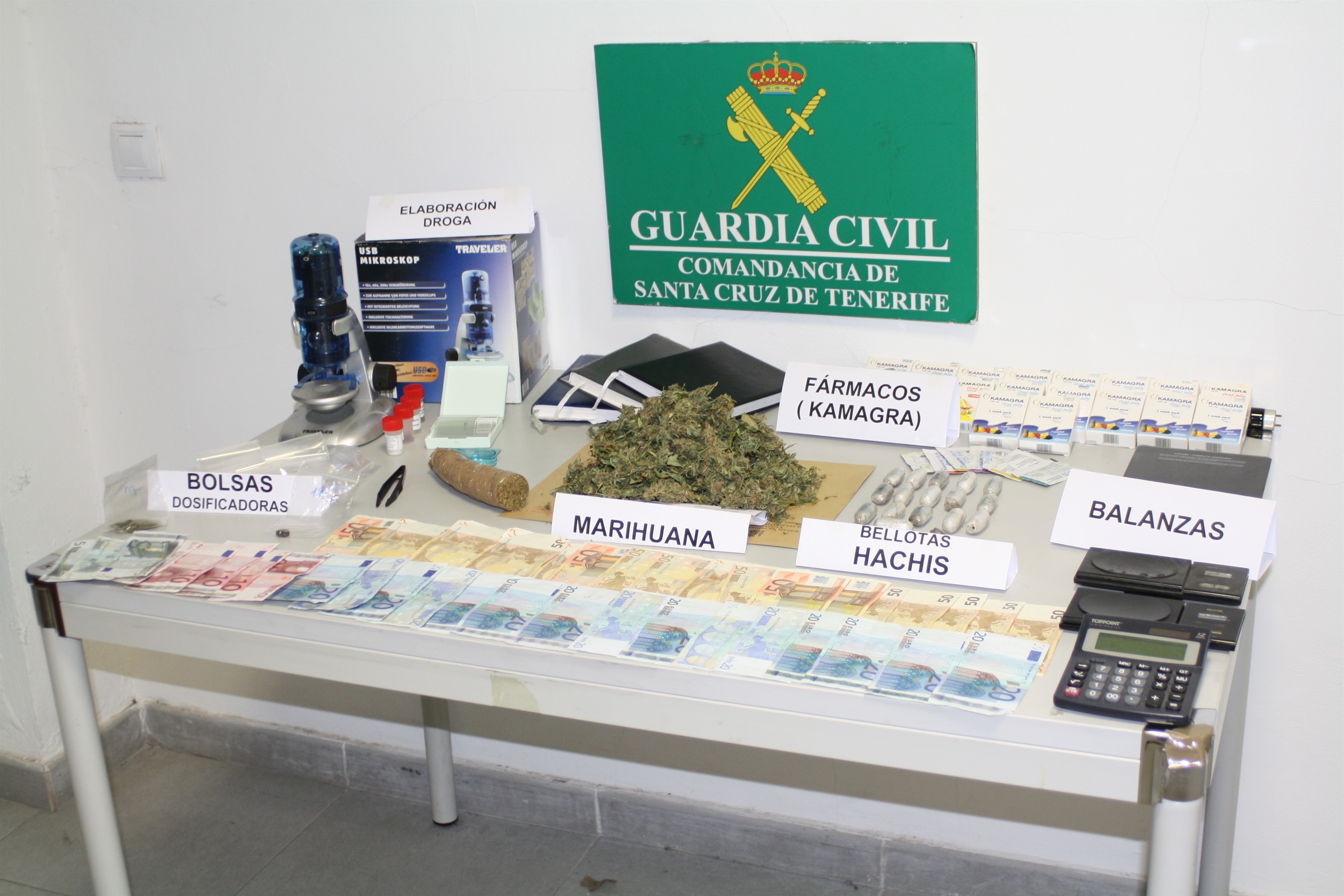 La Guardia Civil detiene a 4 personas por vender y traficar con droga en Canarias