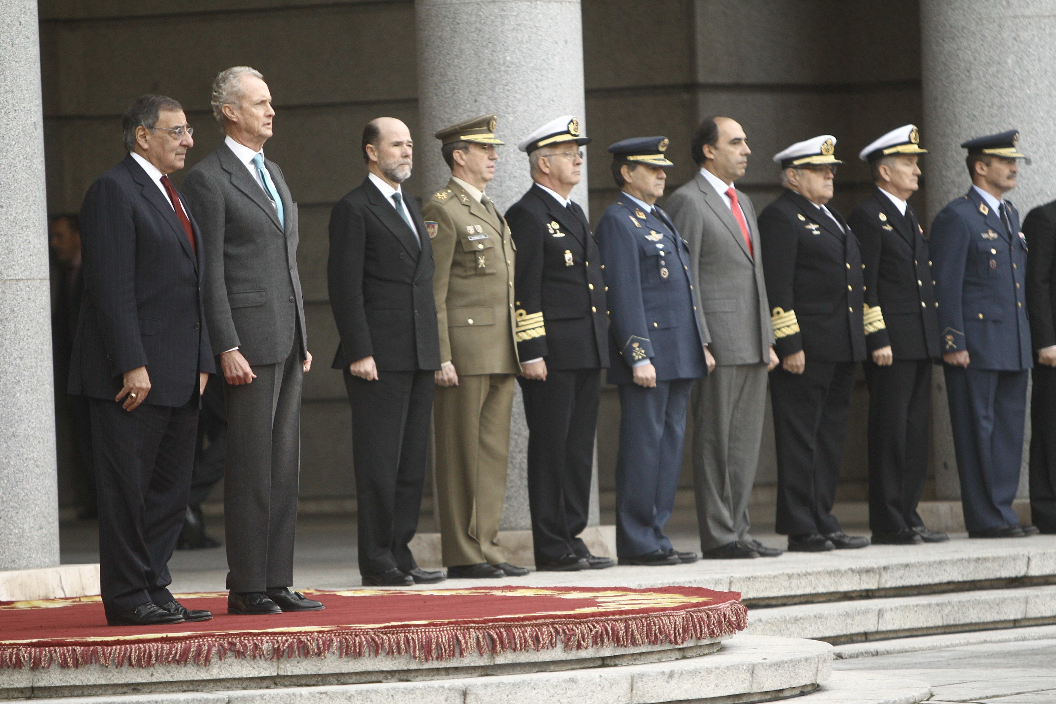 Morenés recibe a Panetta con honores militares en la sede del Ministerio de Defensa