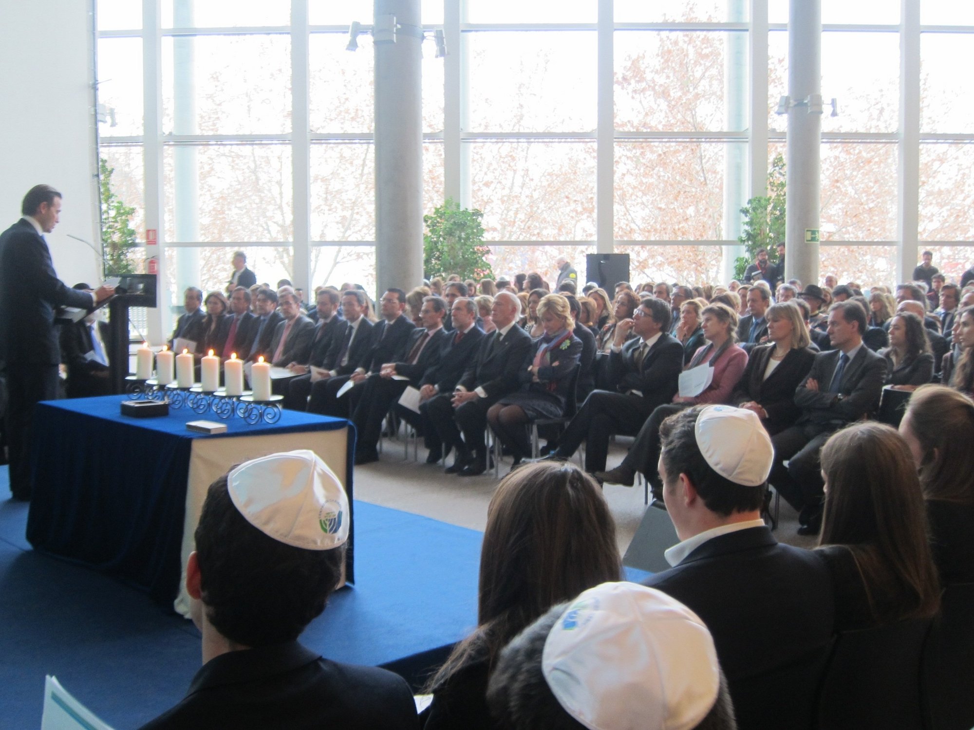 Supervivientes participan en el homenaje a las víctimas del Holocausto