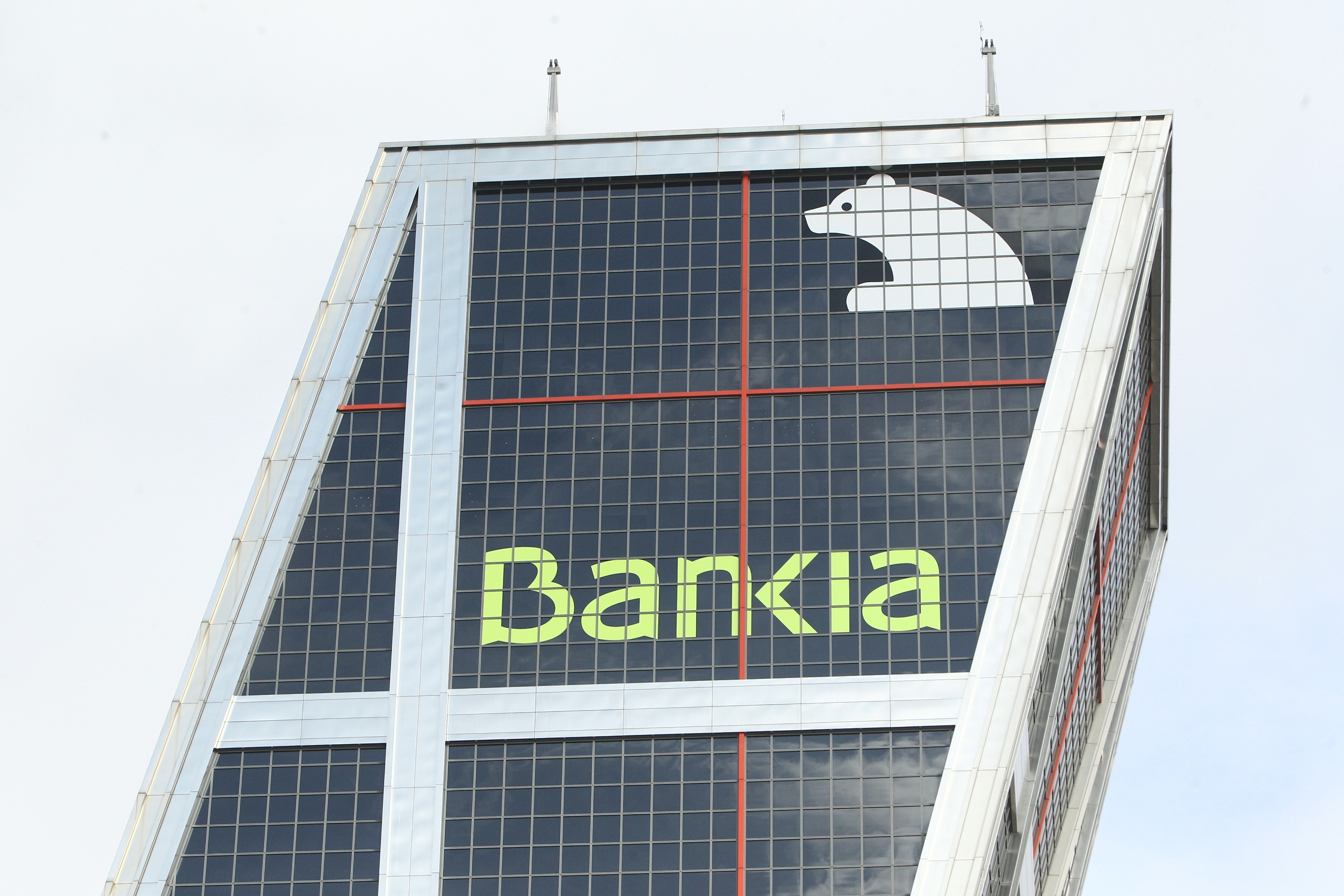 Diez grandes fortunas invirtieron en Bankia