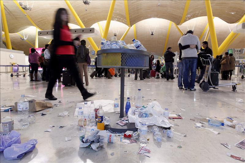 Los empleados de limpieza del aeropuerto de Barajas inician una huelga indefinida