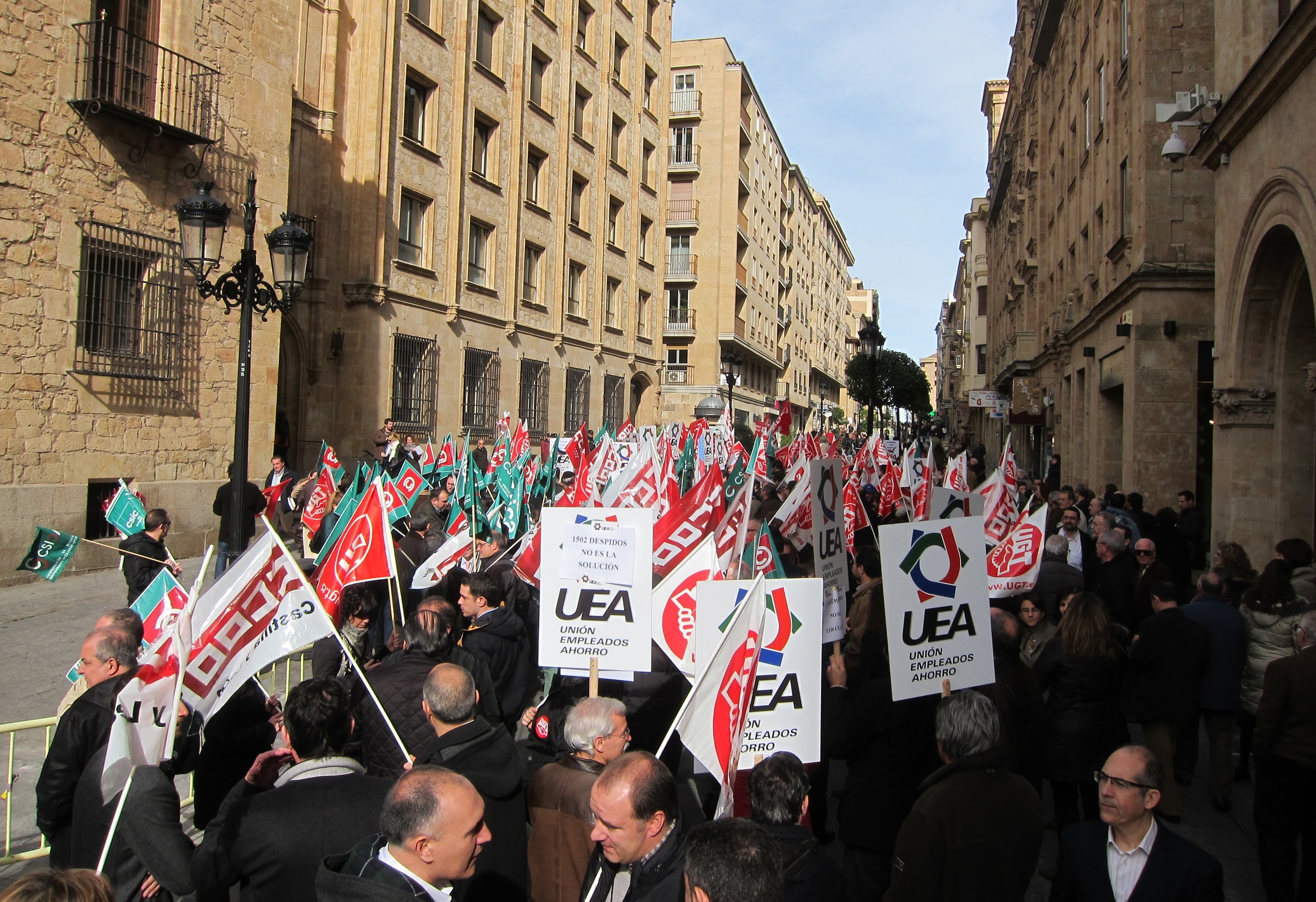 Empleados del Banco CEISS protestan por los «posibles» despidos ante la sede de Salamanca