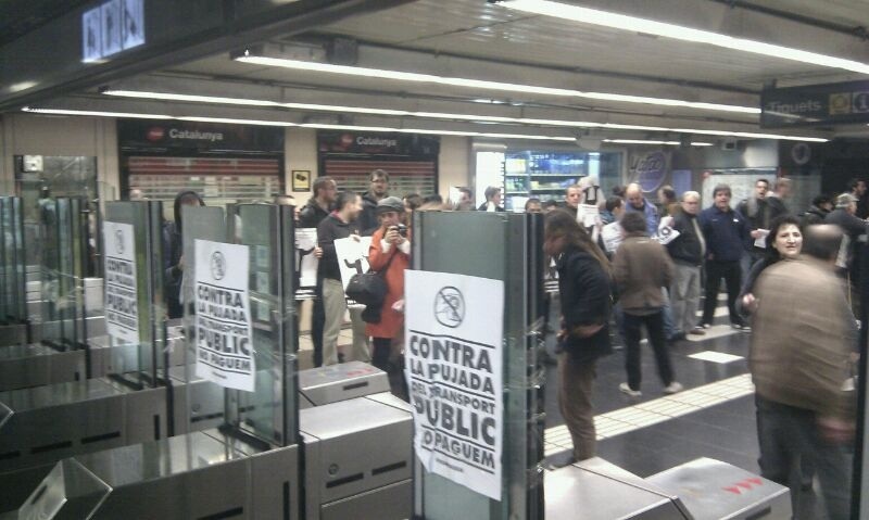Activistas abren puertas de seis estaciones del Metro de Barcelona contra la subida de tarifas