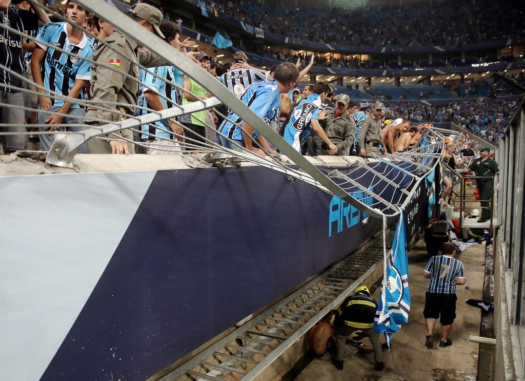 Estudian cerrar temporalmente el estadio de Porto Alegre, en Brasil, tras varios heridos durante una avalancha
