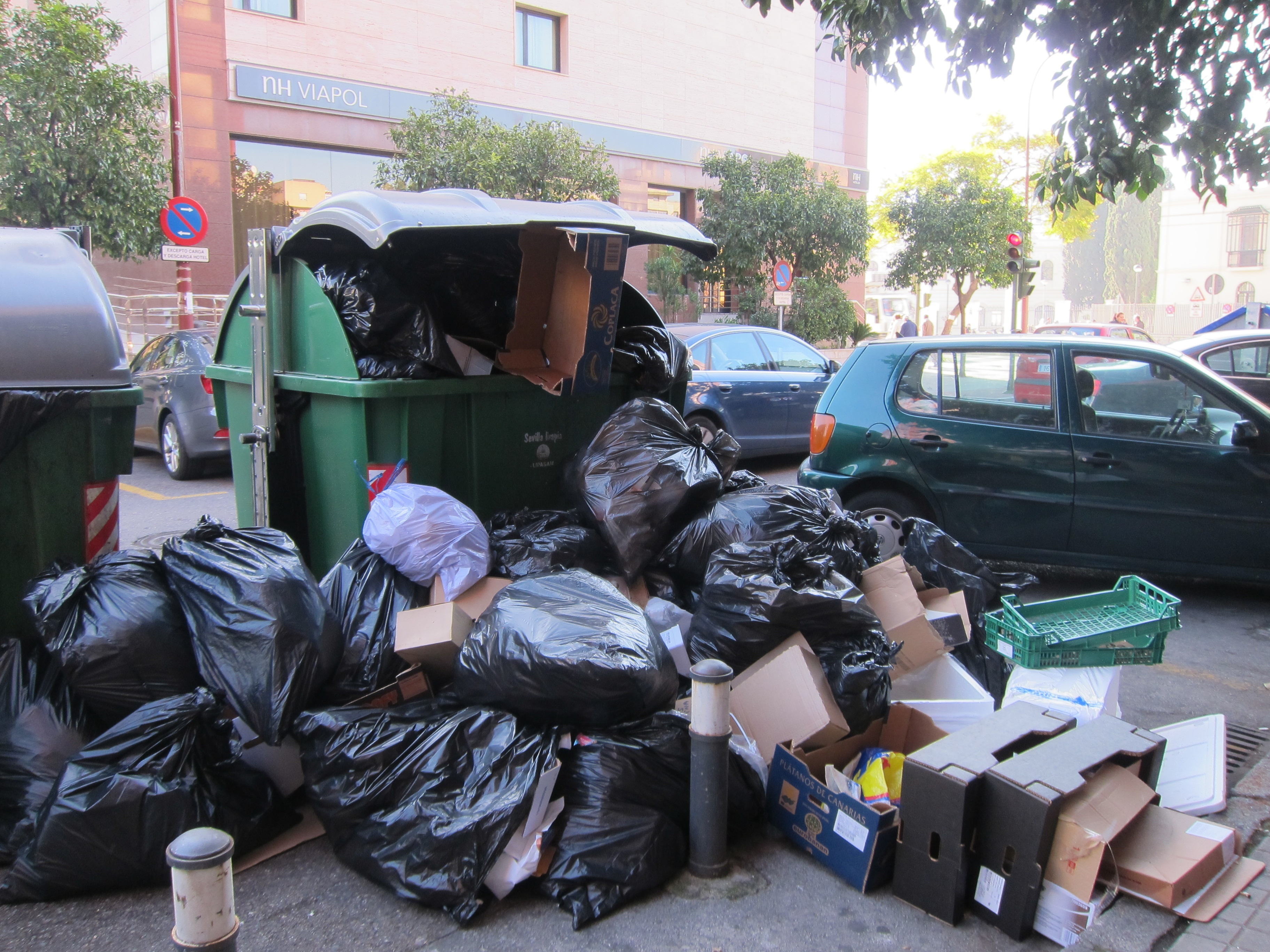 El Ayuntamiento calcula más de 2,3 millones de kilos de basura sin recoger y contabiliza nuevos incidentes
