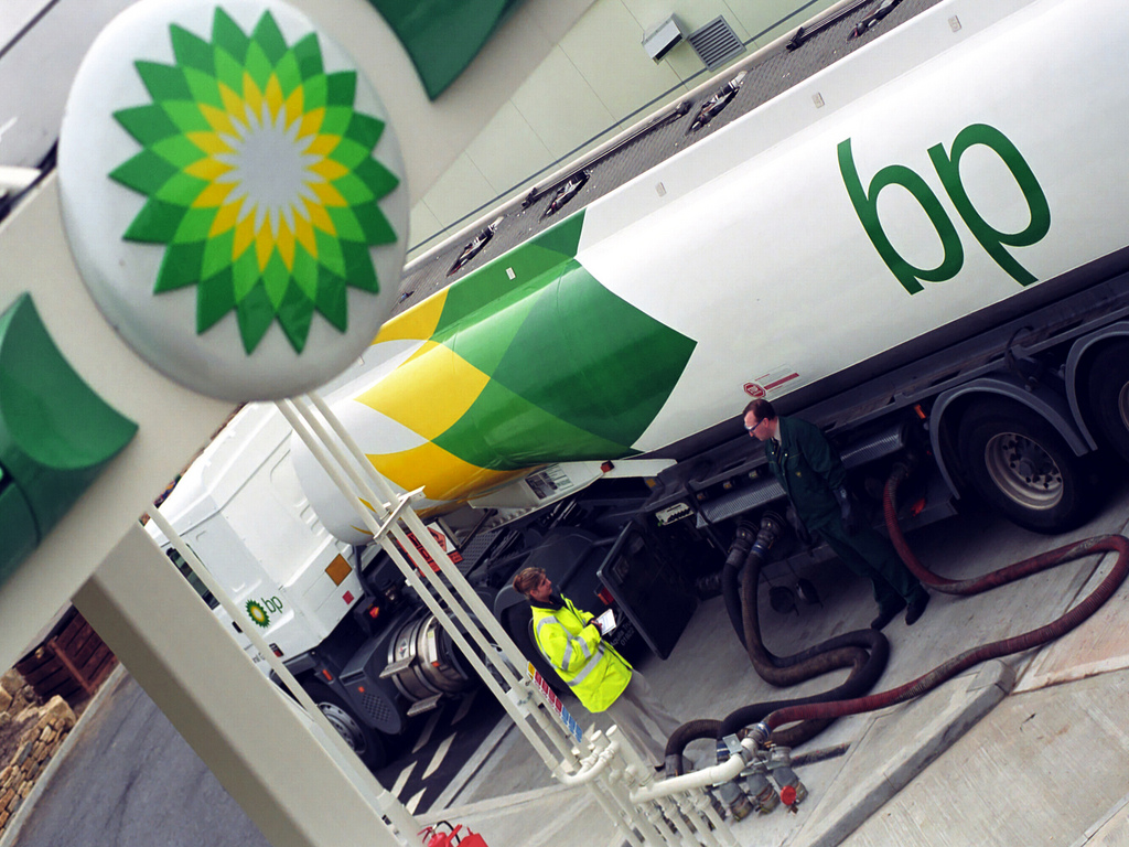 BP defiende que su margen es de 1,5 céntimos y que en España hay competencia
