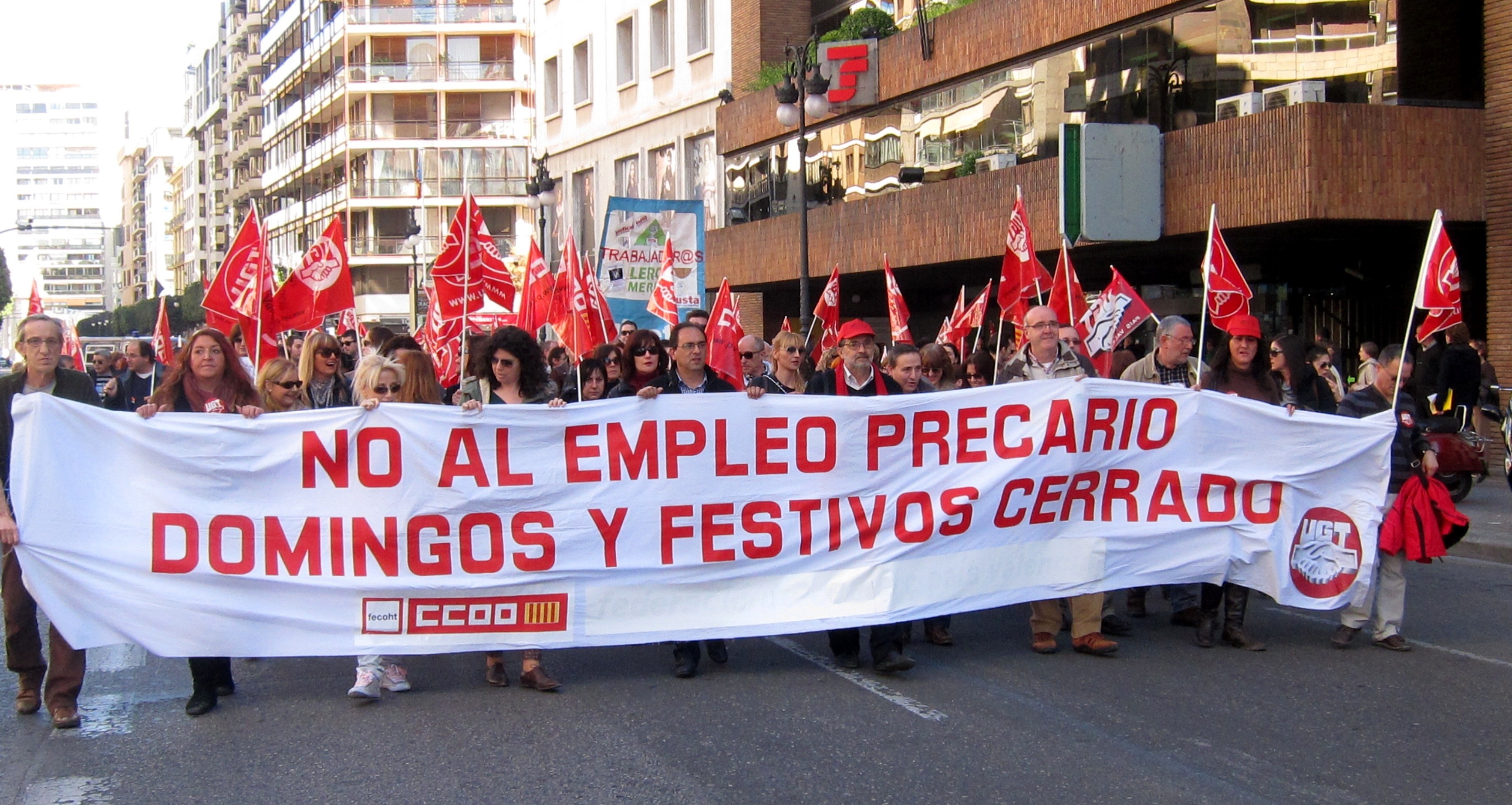 Centenares de trabajadores de grandes almacenes protestan en el centro de Valencia contra la apertura los domingos