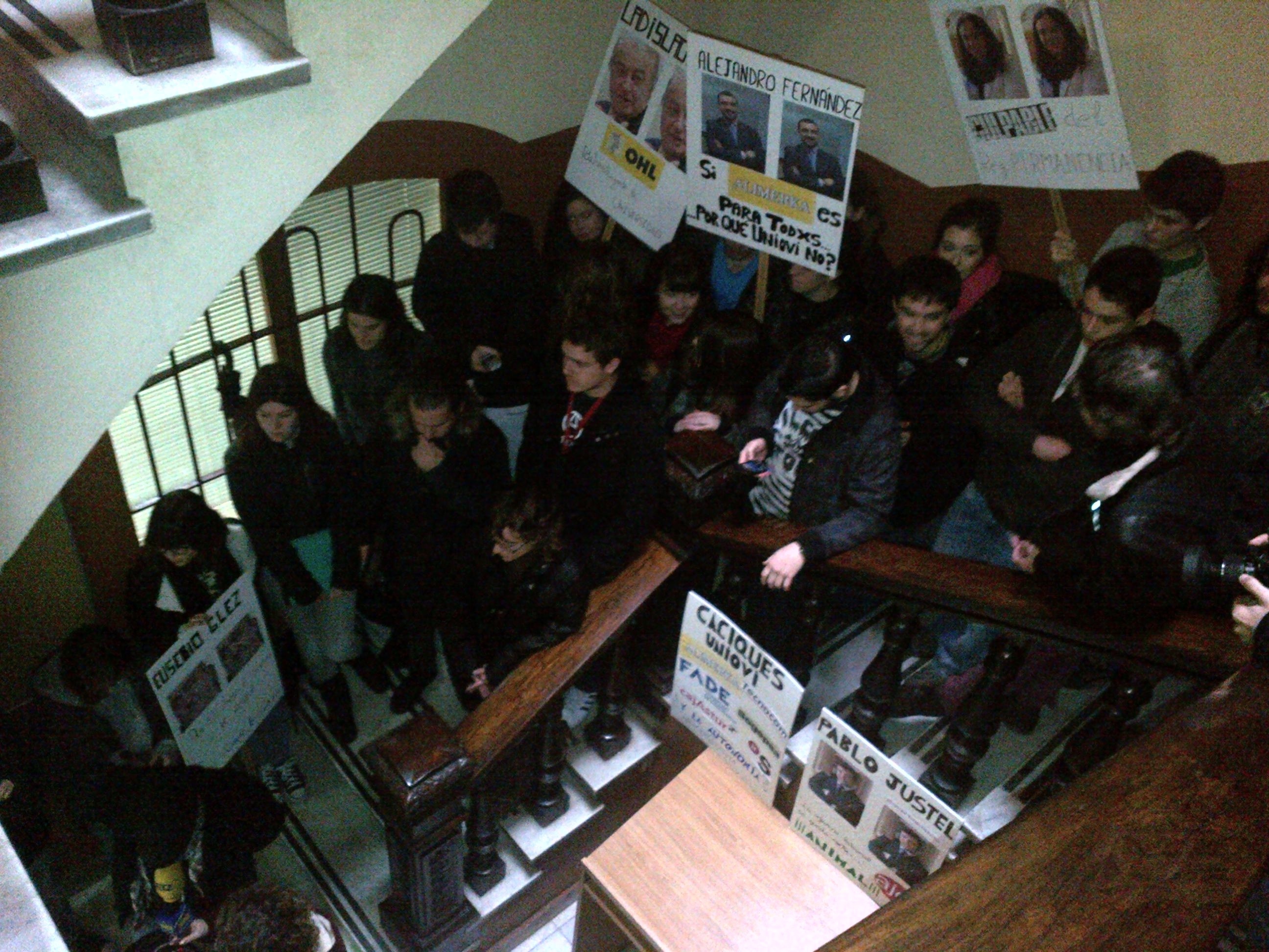 Estudiantes bloquean el acceso al Consejo Social de la Universidad