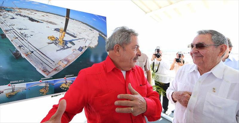 Lula rinde homenaje a Chávez y Fidel Castro en una conferencia en Cuba