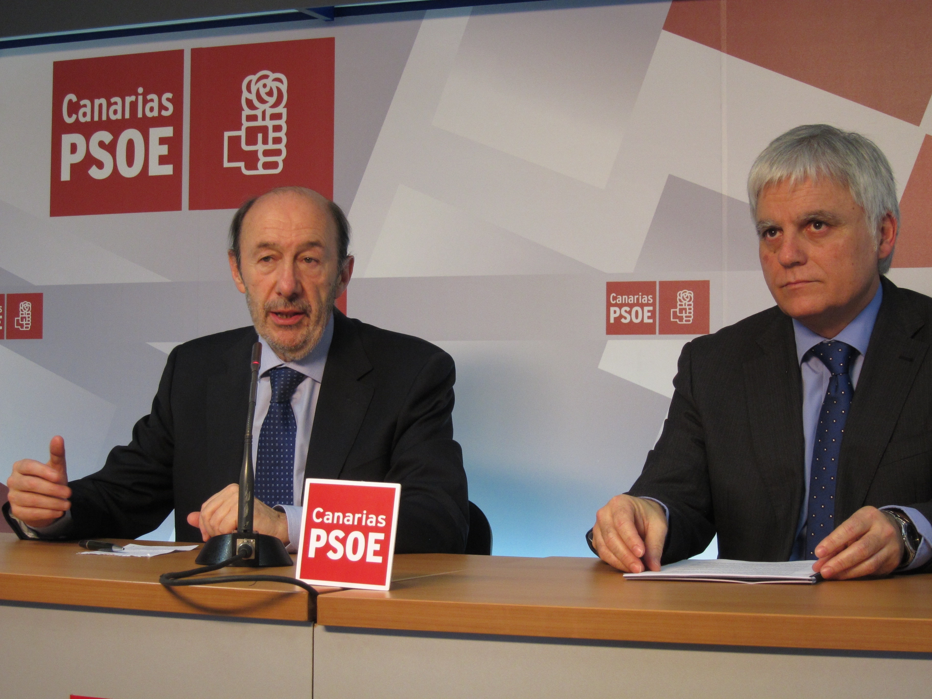 Rubalcaba da por «consolidado» el pacto de Gobierno en Canarias y dice que el PSOE está «cómodo» con CC