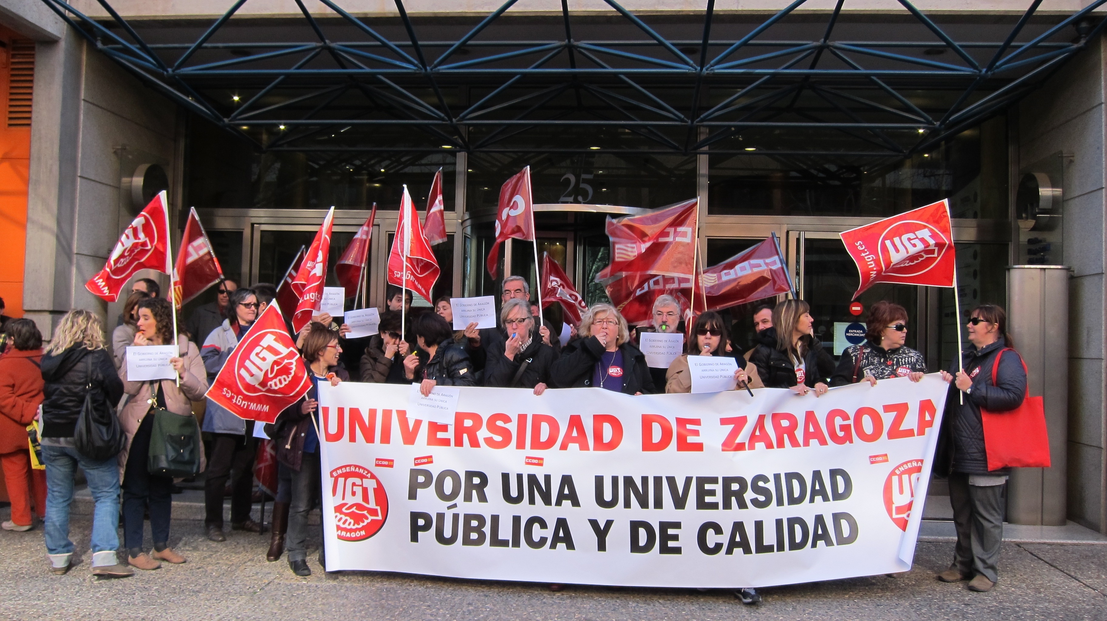 UGT y CC.OO. se concentran ante Educación para criticar bajadas salariales de entre 100 y 60 euros mensuales