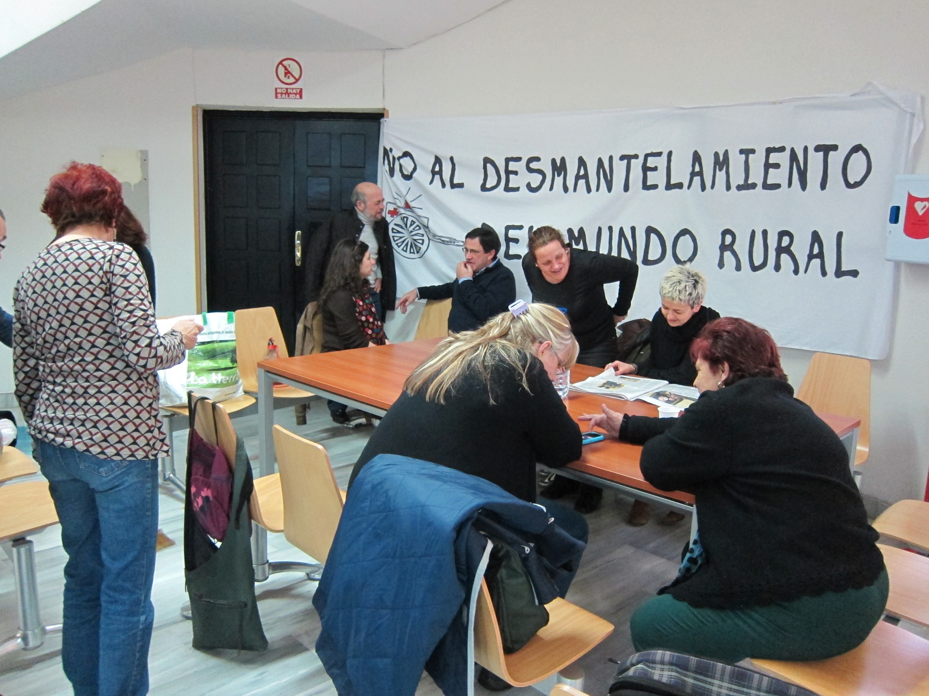 Unos 20 ciudadanos se «encierran» en la Delegación de la Junta en Salamanca para pedir la reapertura de las urgencias