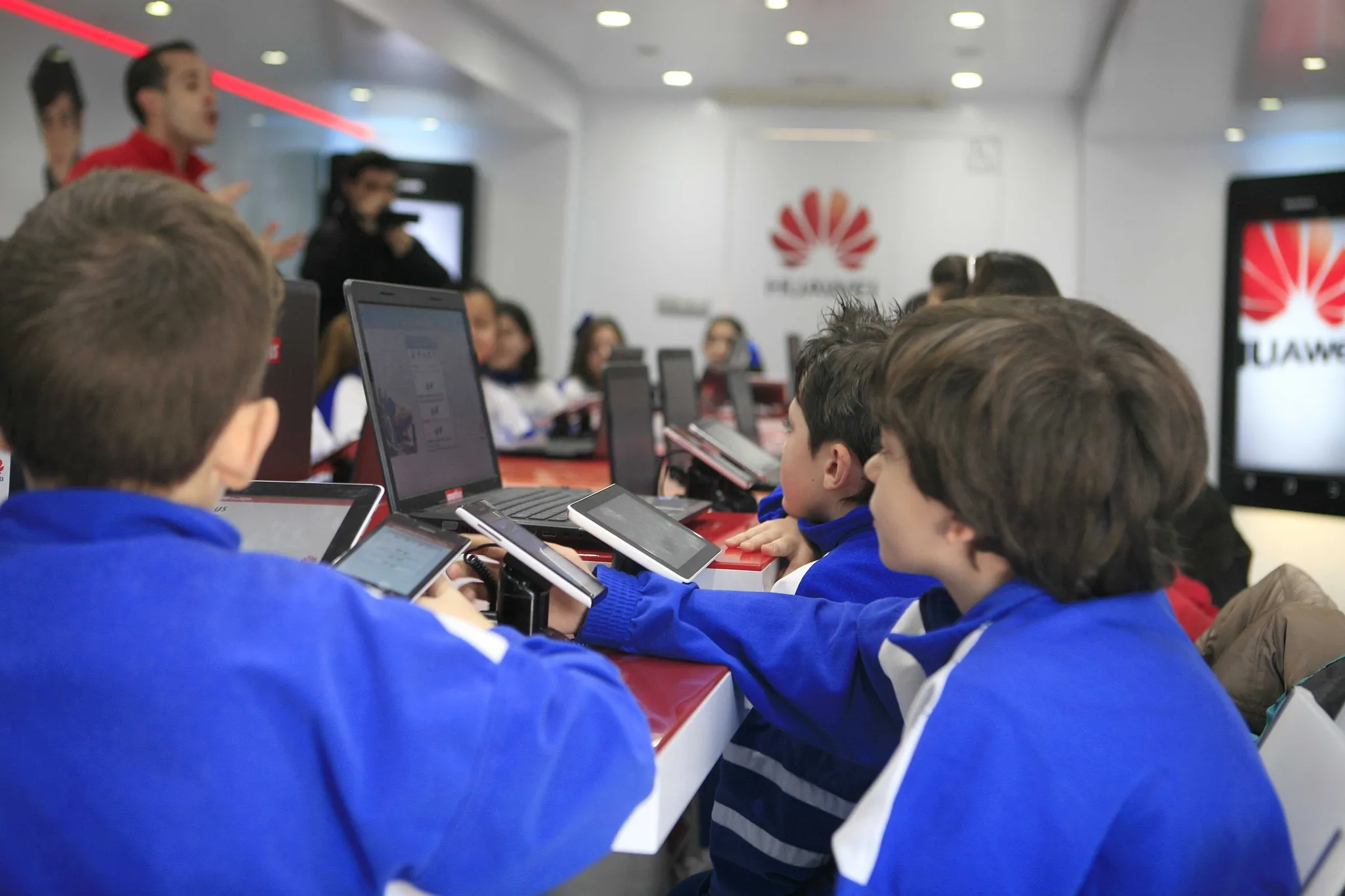 Casi el 85% de los españoles entre 16 y 24 años posee competencias digitales básicas o avanzadas, por encima de la media europea