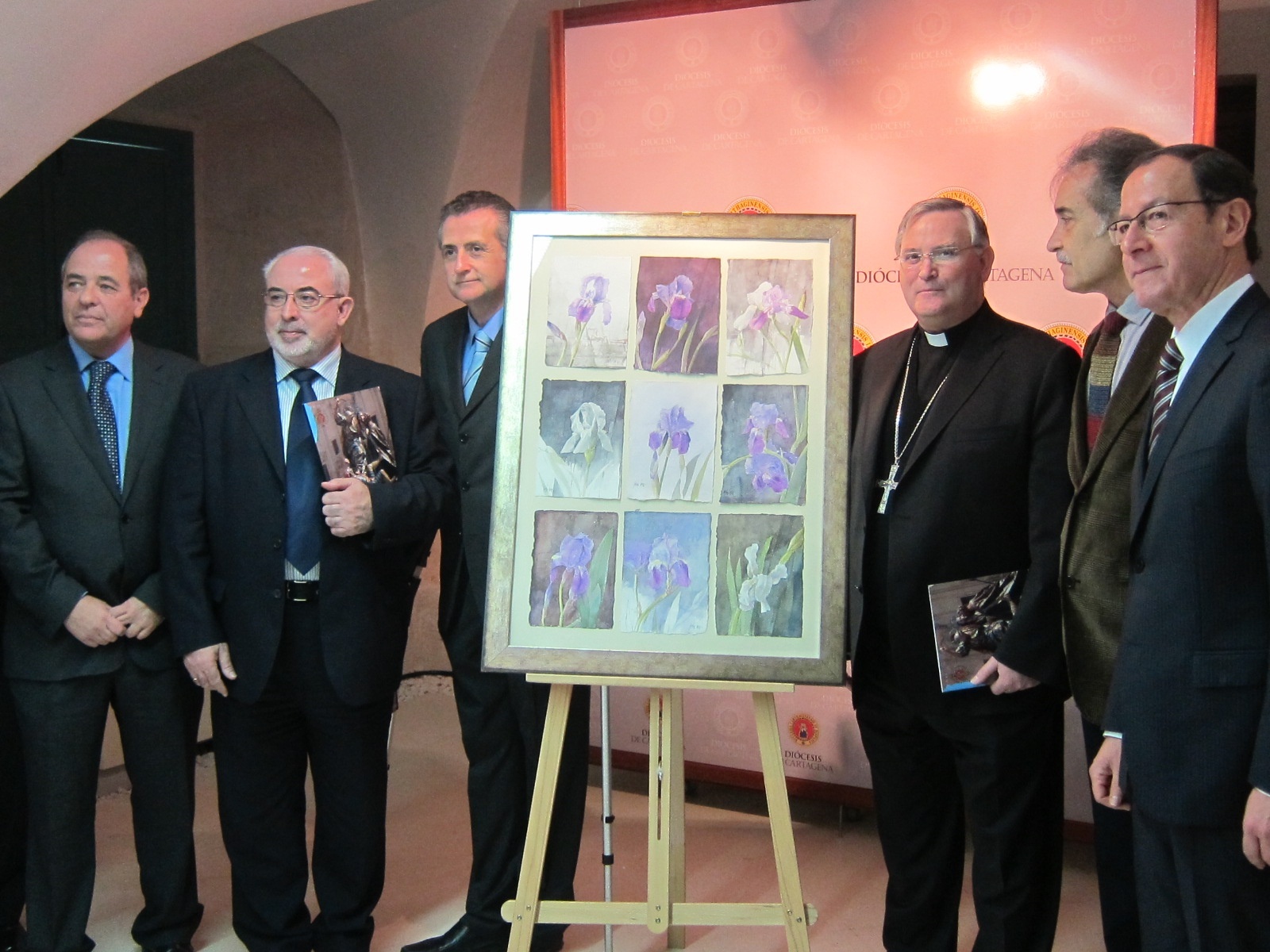 El pintor Pedro Cano ilustra por primera vez la Semana Santa murciana con un cuadro de lirios