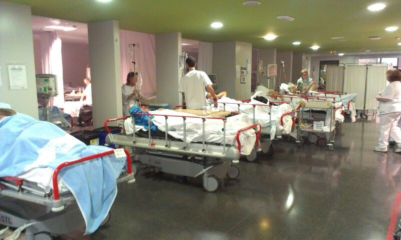 Satse critica el «colapso» en la zona de camillas de urgencias del Hospital Son Espases con hasta 45 pacientes hacinados