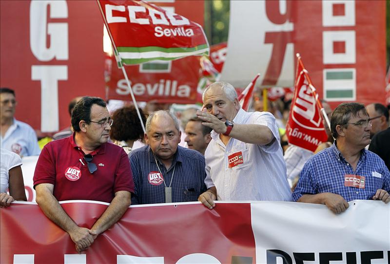 Miles de andaluces se manifiestan contra los «recortes» y en defensa del Estatuto