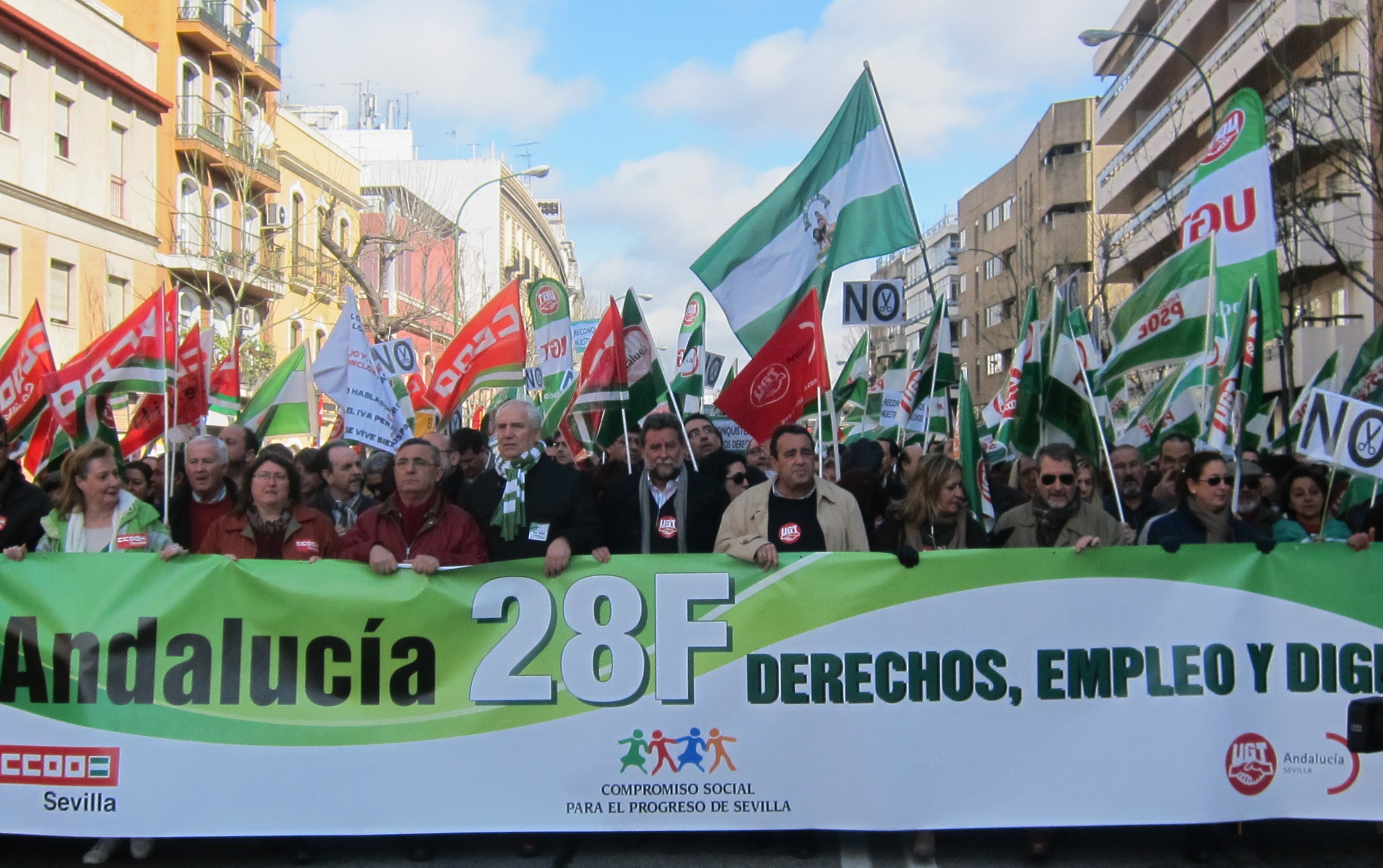 Miles de personas salen en Sevilla a la calle en la marcha central del 28F con los consejeros de IU en la cabecera