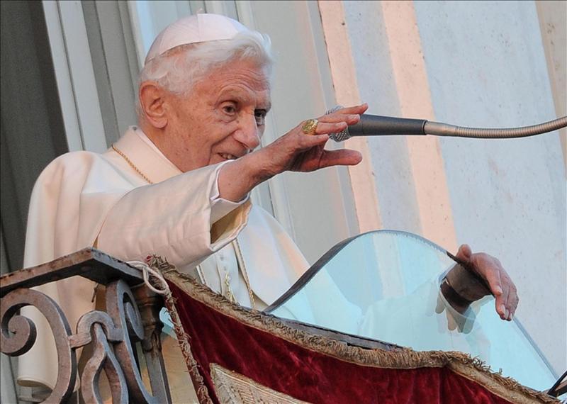 El papa se asoma al balcón de Castel Gandolfo, último acto público del papado