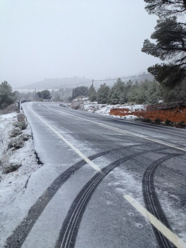 La nieve dificulta el tráfico en carreteras de Yecla, Caravaca y Moratalla