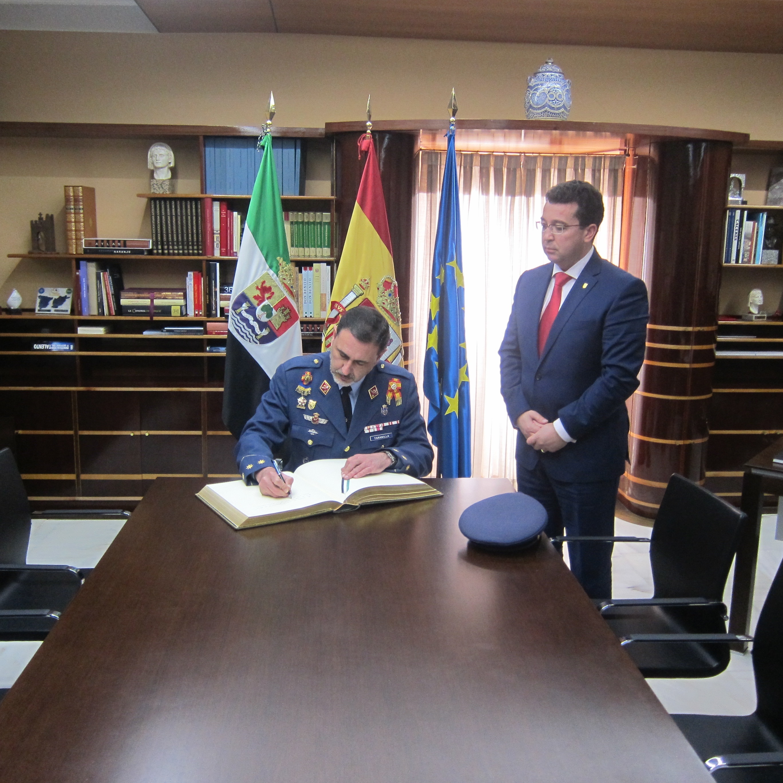 Fernando Manzano destaca la labor del Ejército del Aire en el aeropuerto de la Base Aérea de Talavera la Real (Badajoz)