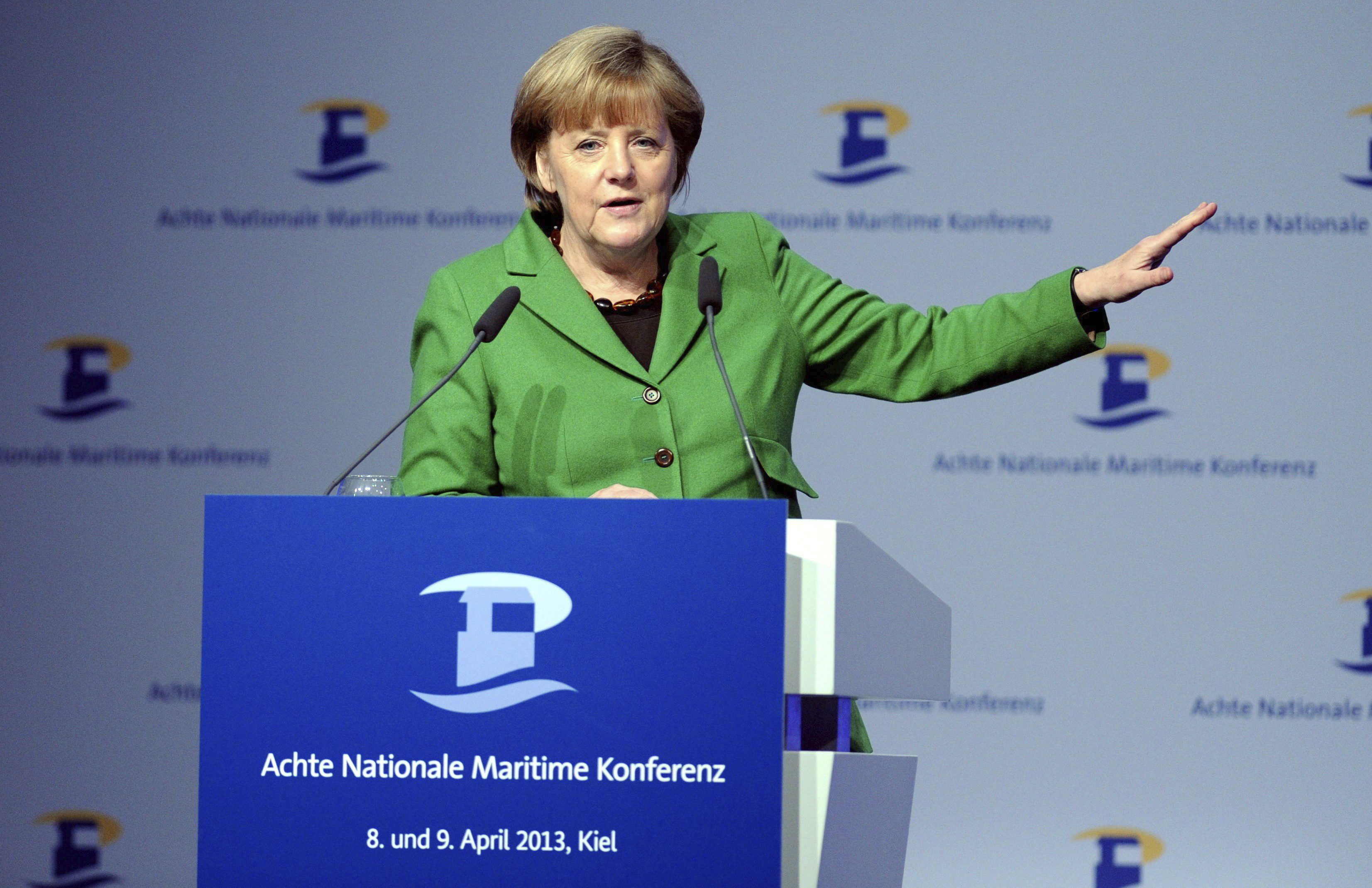Merkel reclama que los países de la UE cedan soberanía