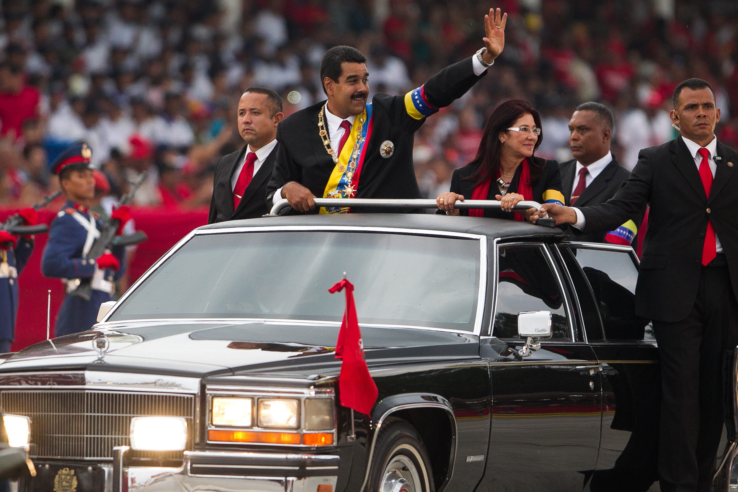 Maduro juramenta a sus ministros prometiendo un «nuevo ciclo» en la revolución de Chávez