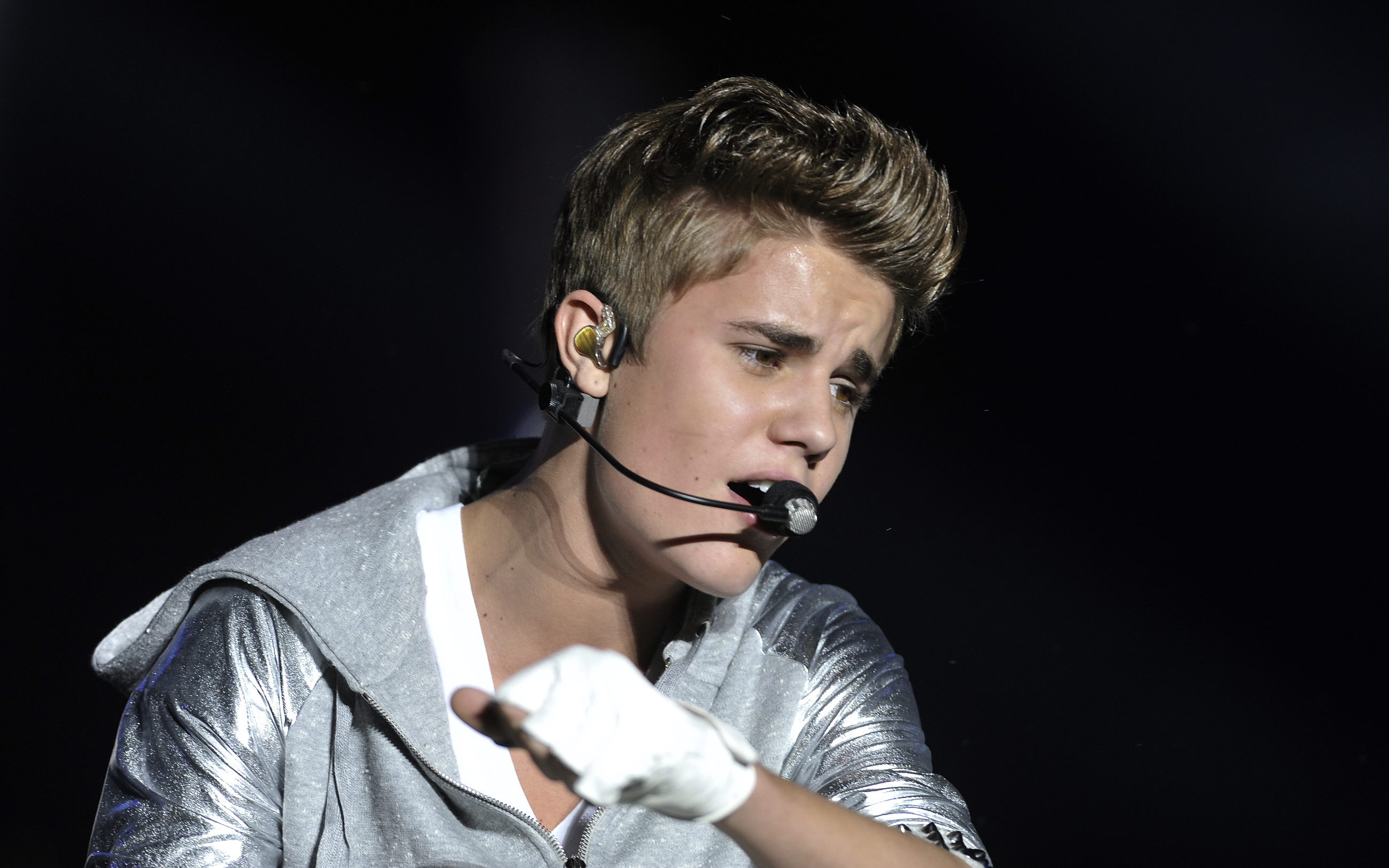 Justin Bieber se cansa de los regalos que sus fans le lanzan al escenario