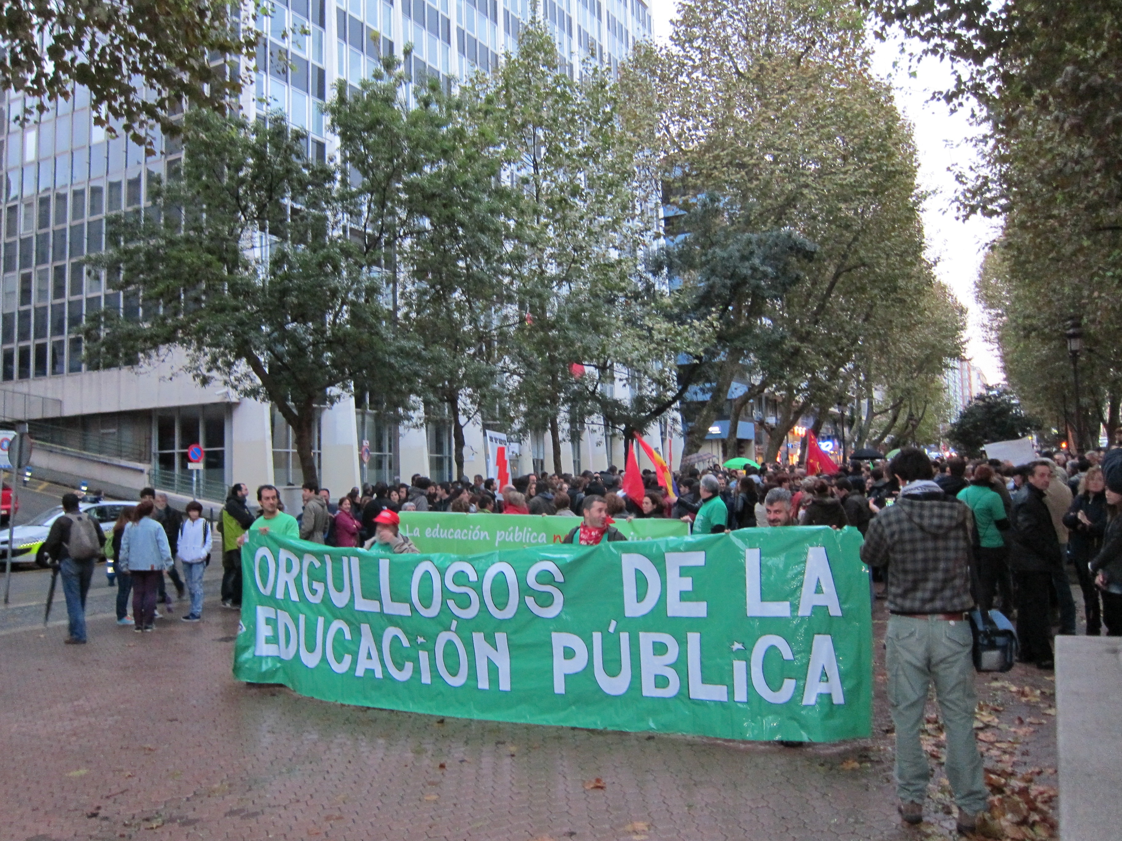 STEC, CC.OO. y UGT convocan este jueves huelga educativa contra los recortes