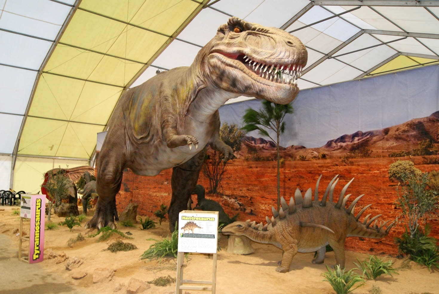Torremolinos acoge la muestra »Dinosaurios Park», que podría quedarse de forma estable en el municipio