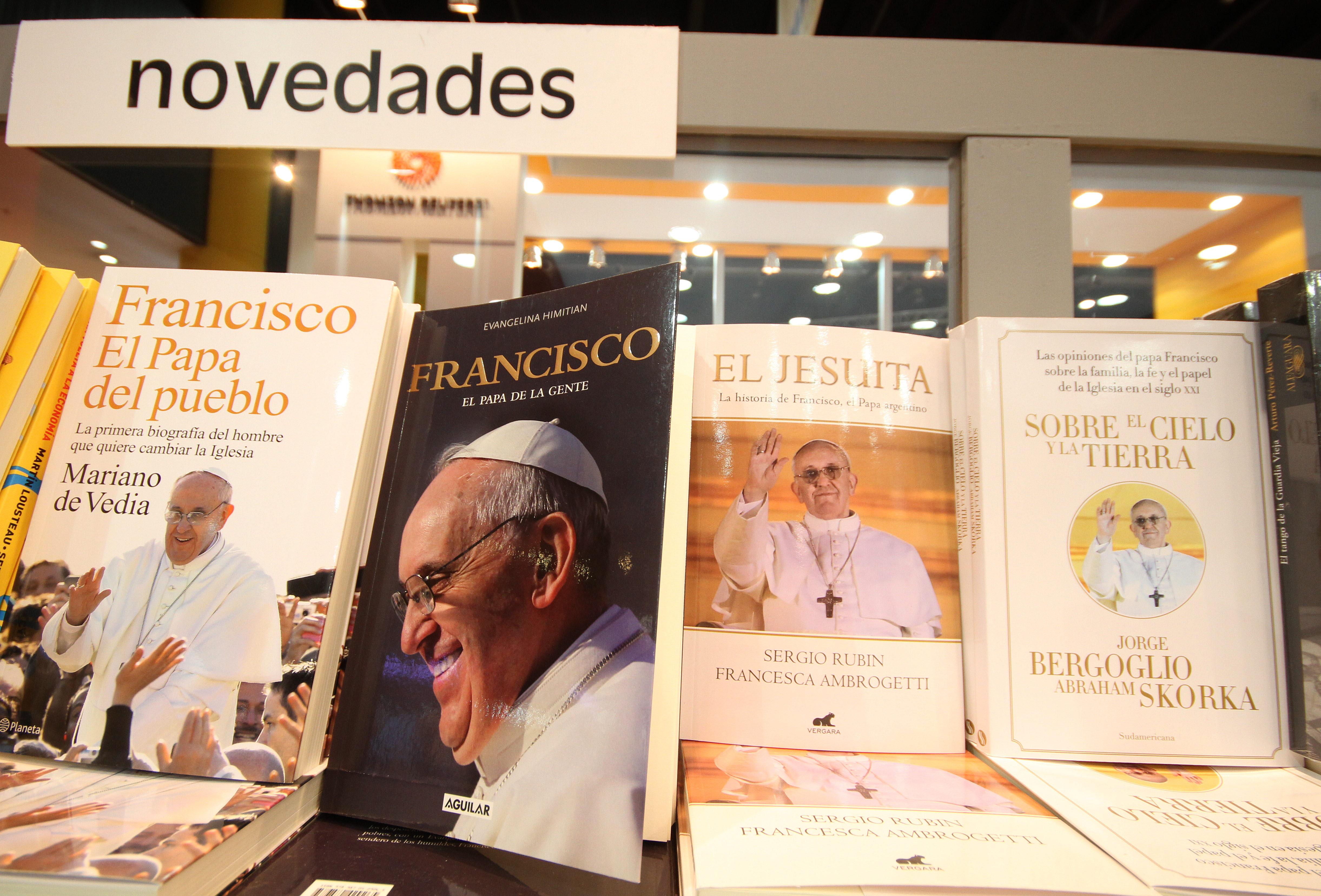Las biografías del papa Francisco, éxito en la Feria del Libro de Buenos Aires