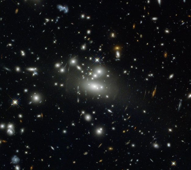 Captan imágenes de galaxias lejanas gracias a la alteración del tejido espacio temporal del universo