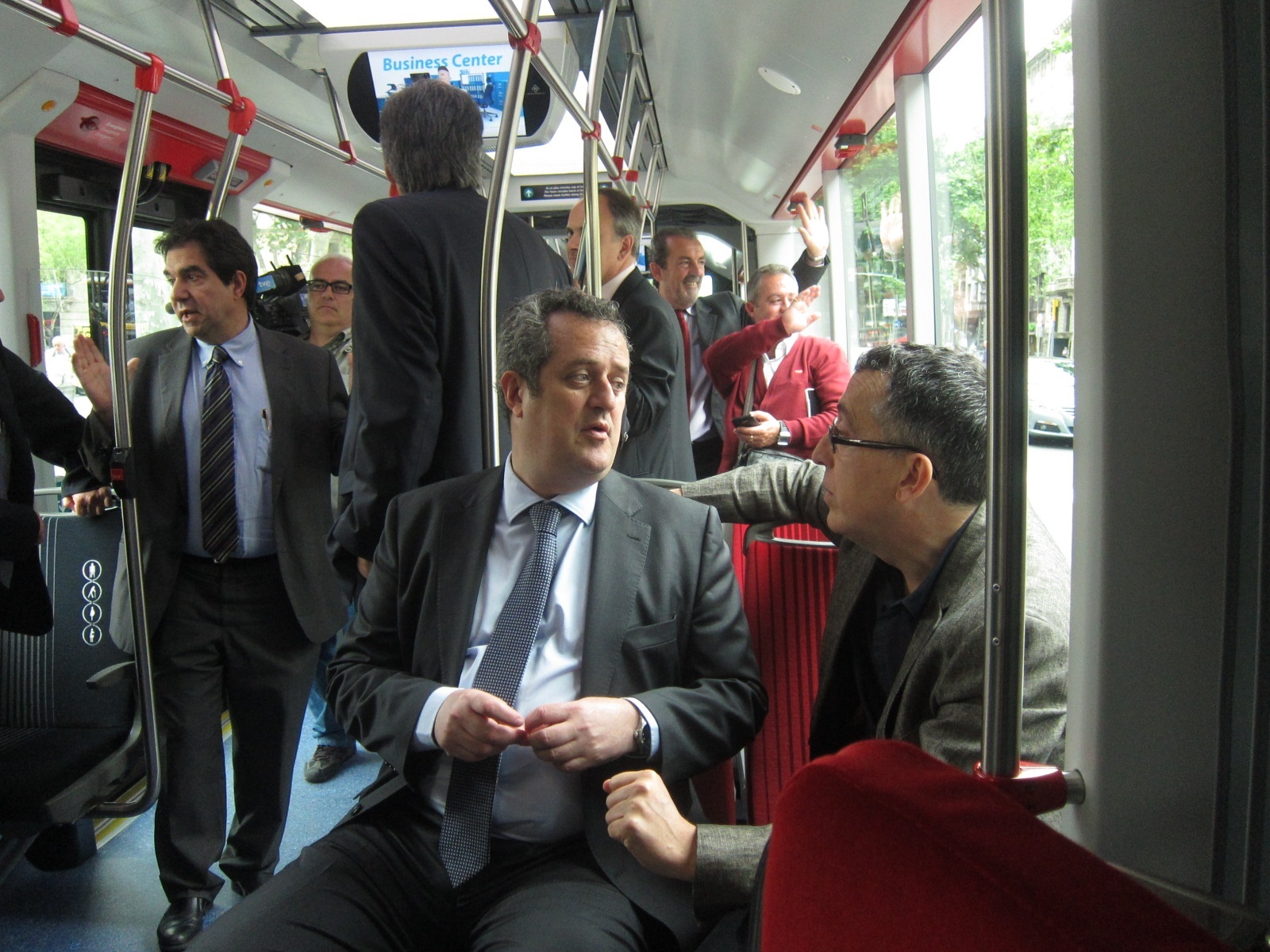 Retirado el bus biarticulado de Barcelona en su segundo día de circulación con pasaje