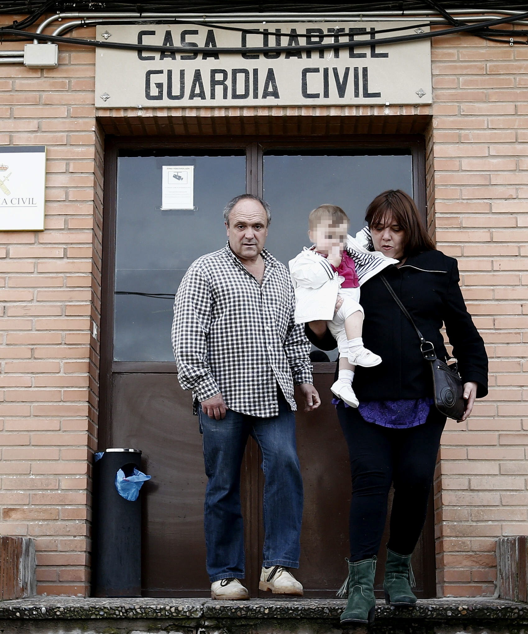 Valentín Lasarte firma en el cuartel de la Guardia Civil de Lodosa