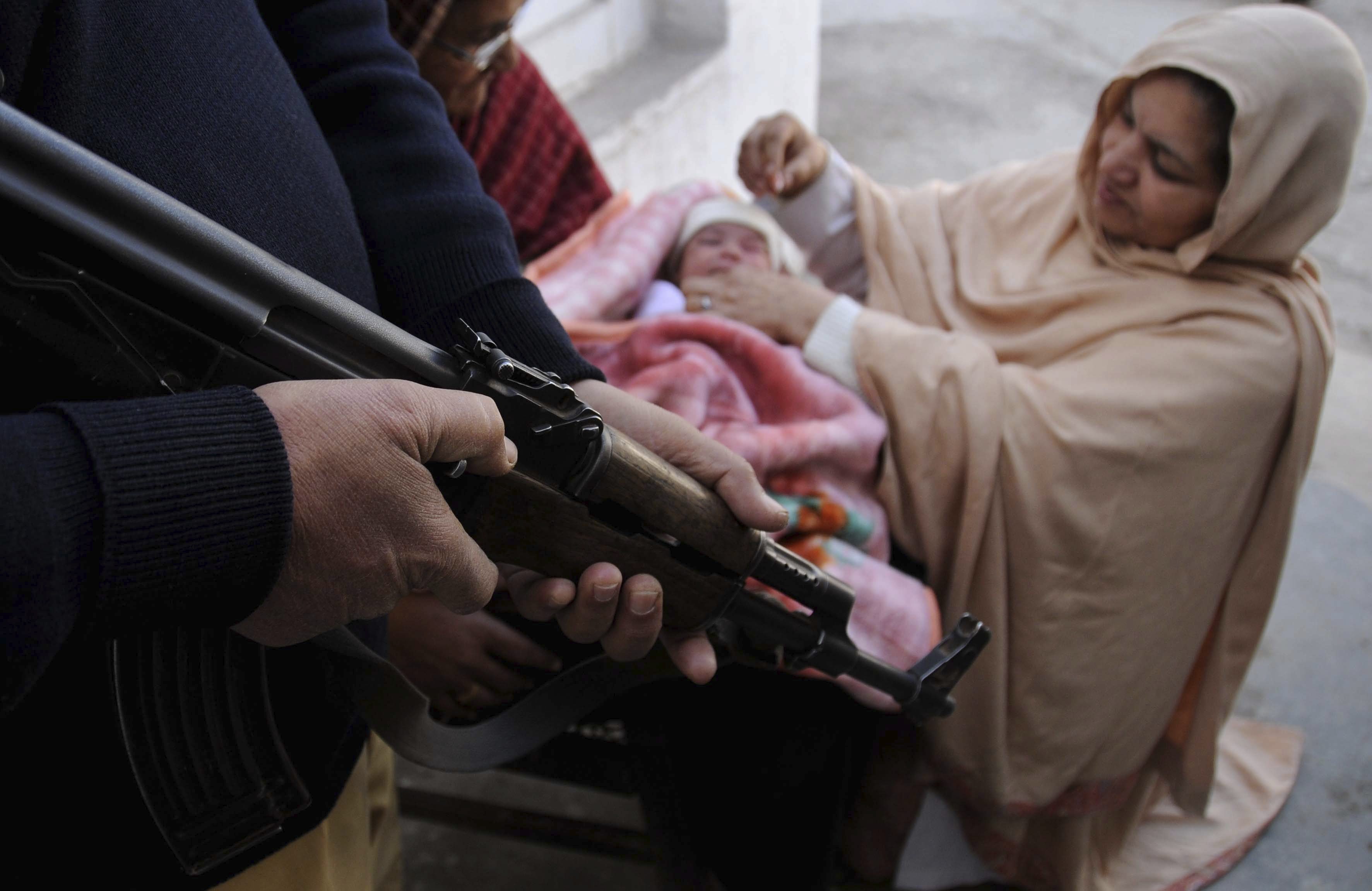 Muere un policía en nuevo ataque contra los vacunadores de la polio en Pakistán