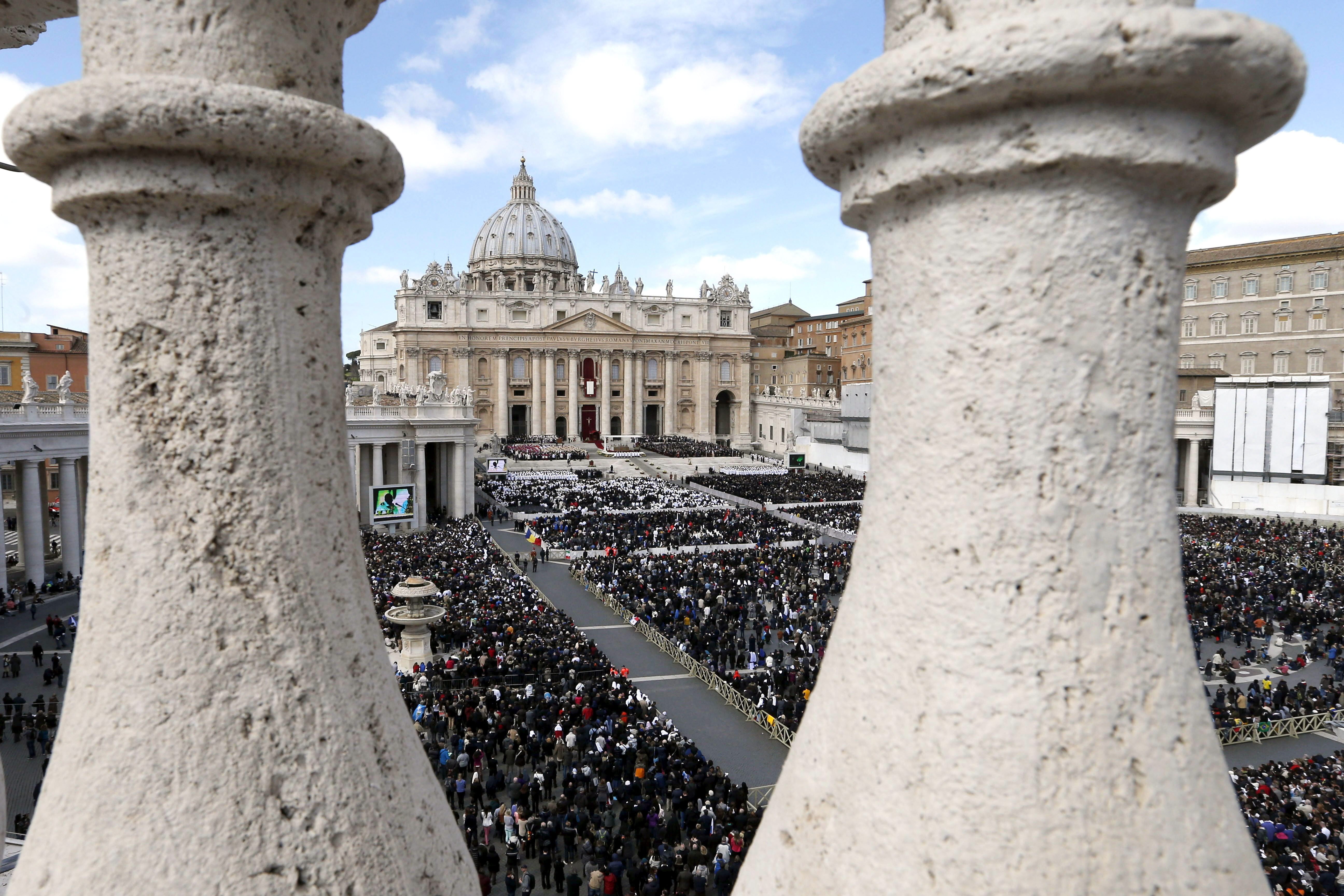 Un hombre se encarama a la cúpula del Vaticano en protesta contra el euro