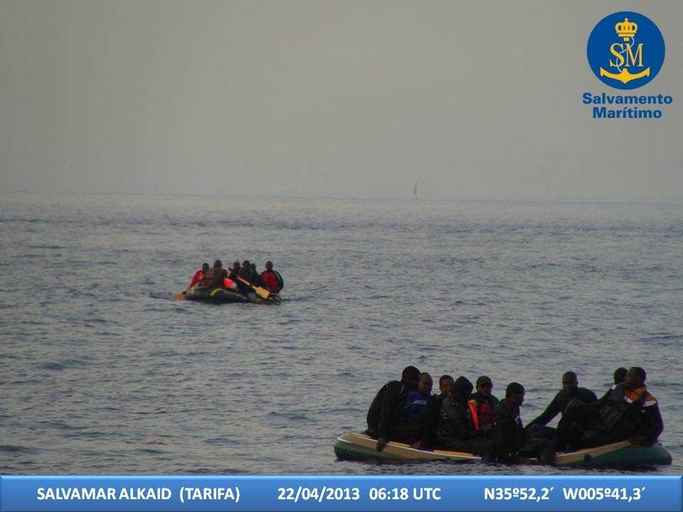 Efectivos españoles y marroquíes rescatan a 39 inmigrantes en cinco embarcaciones en aguas del Estrecho