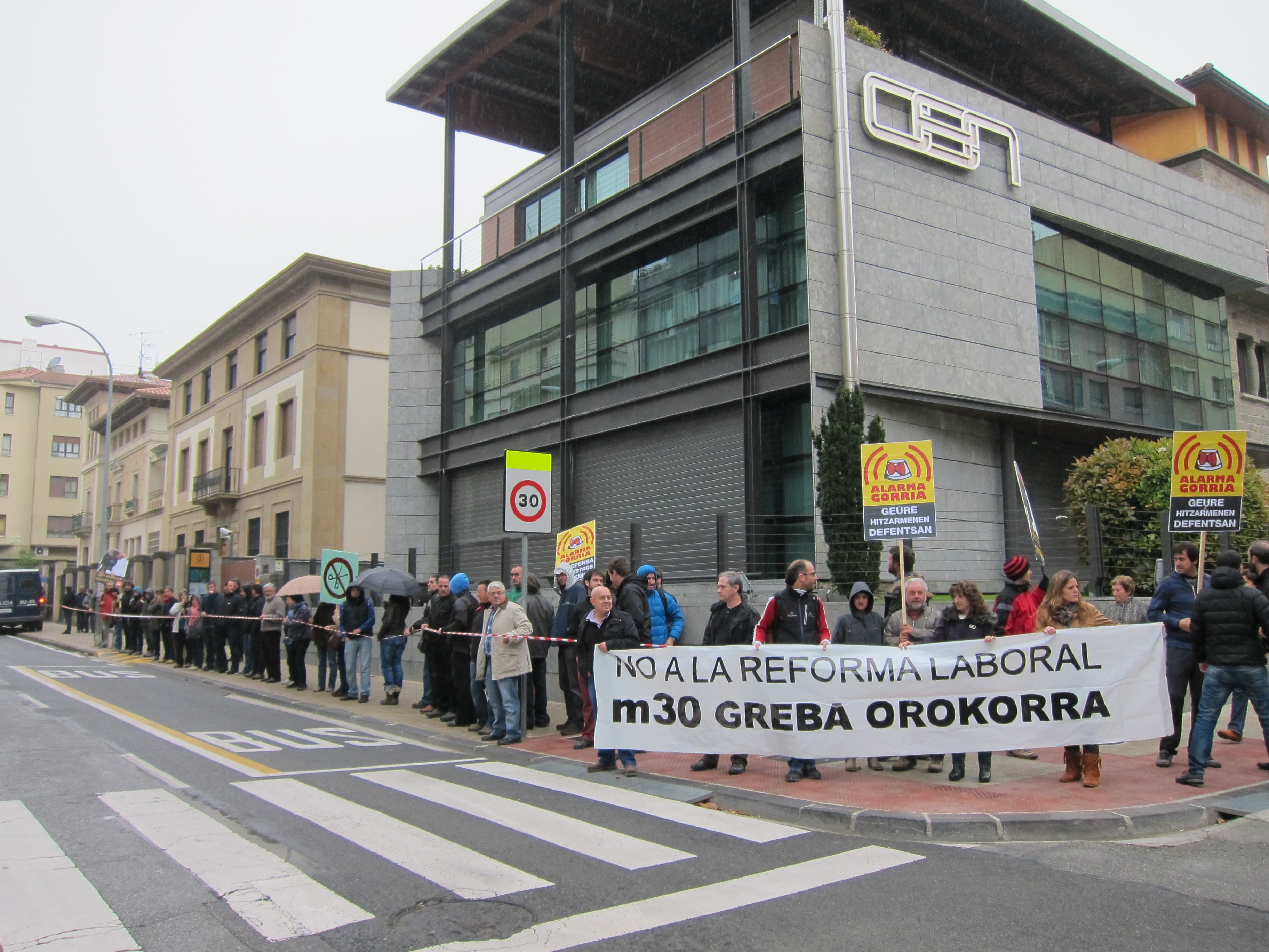 Representantes de ELA y LAB en Navarra rodean al sede de la CEN para exigir la derogación de la reforma laboral
