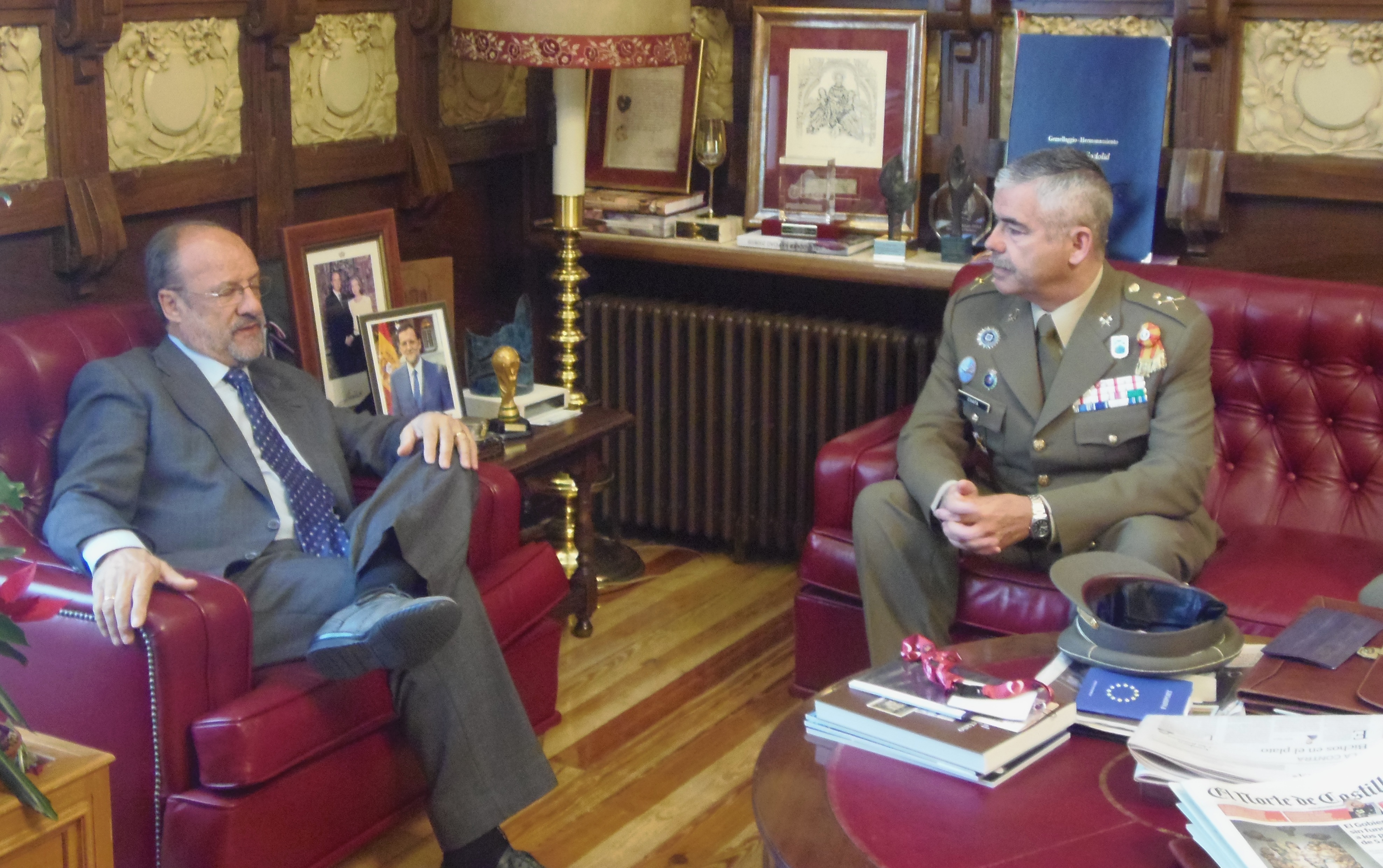 El nuevo director de la Academia de Caballería visita al alcalde de Valladolid