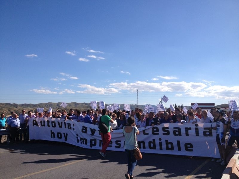 Unas 300 personas se manifiestan para exigir la reanudación y fin de las obras de la Autovía del Almanzora