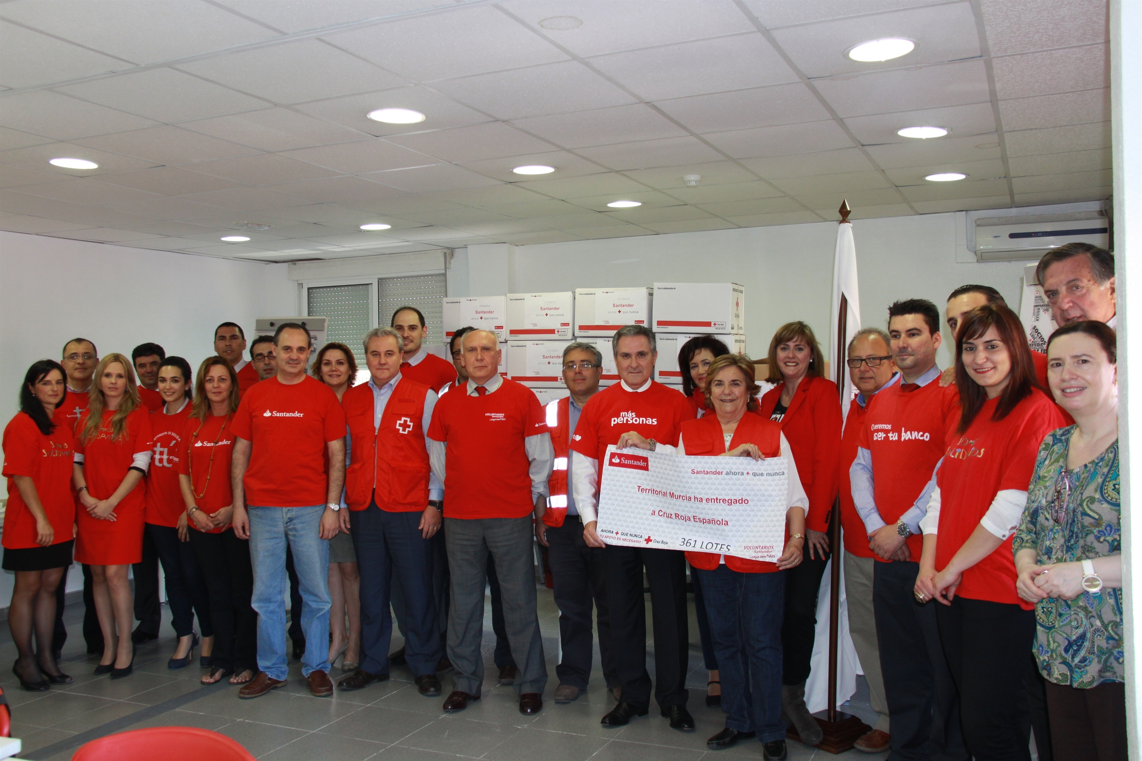 Clientes y empleados del Banco Santander aportan más de 8.300 euros a Cruz Roja en la Región de Murcia