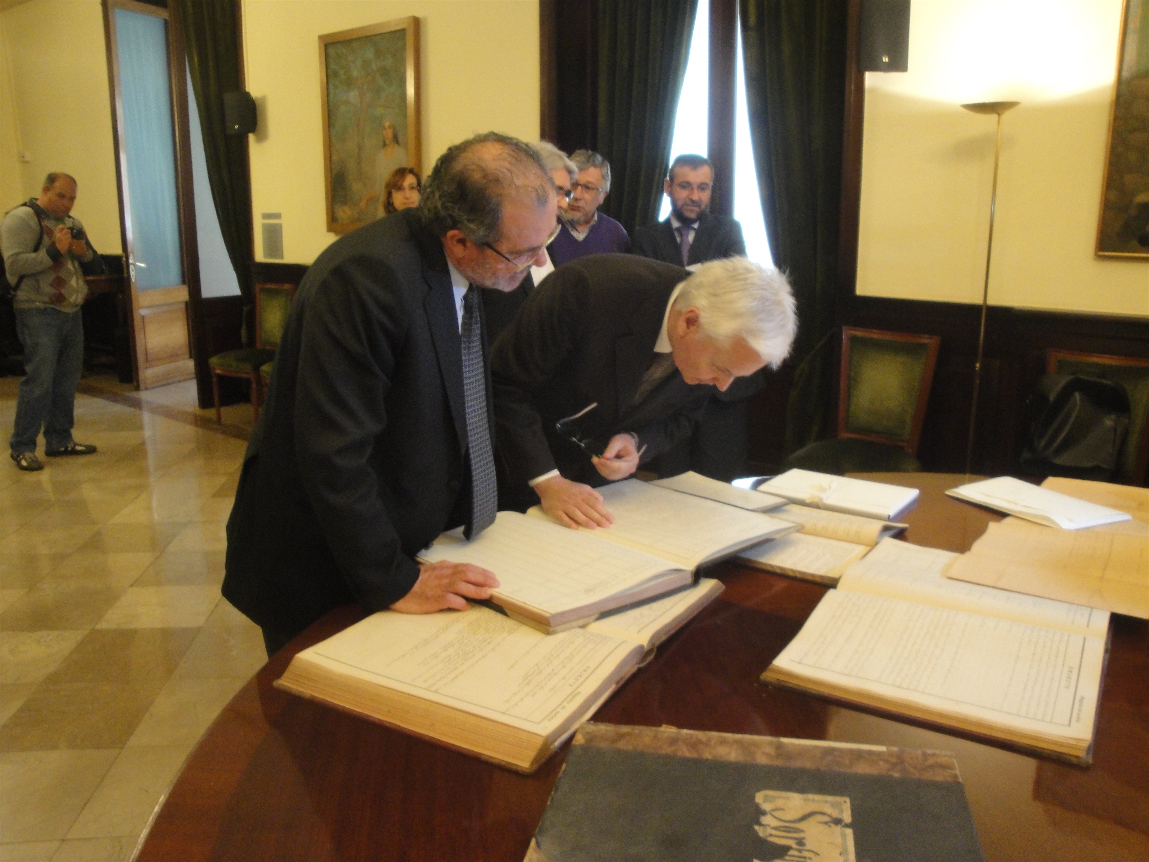 La Diputación de Lleida entrega a Mascarell los documentos de la Generalitat en la II República