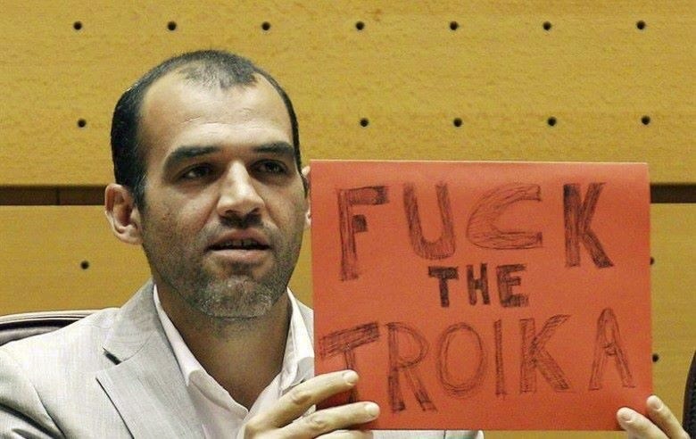 Mariscal (IU) difunde una fotografía tomada en el Pleno en la que sostiene un cartel con el lema »Fuck the Troika»