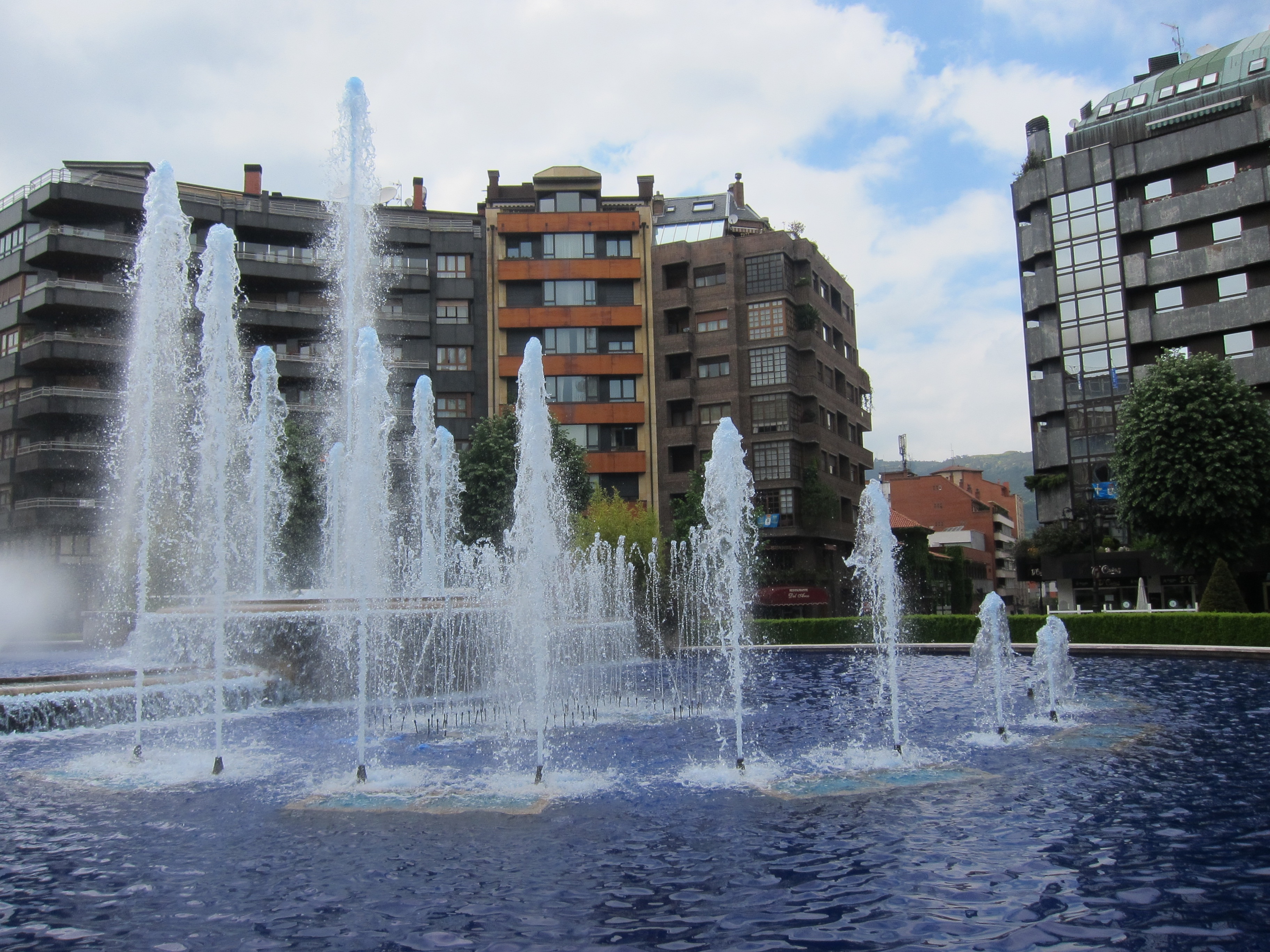 La fuente de la Plaza América, de azul para apoyar al Oviedo
