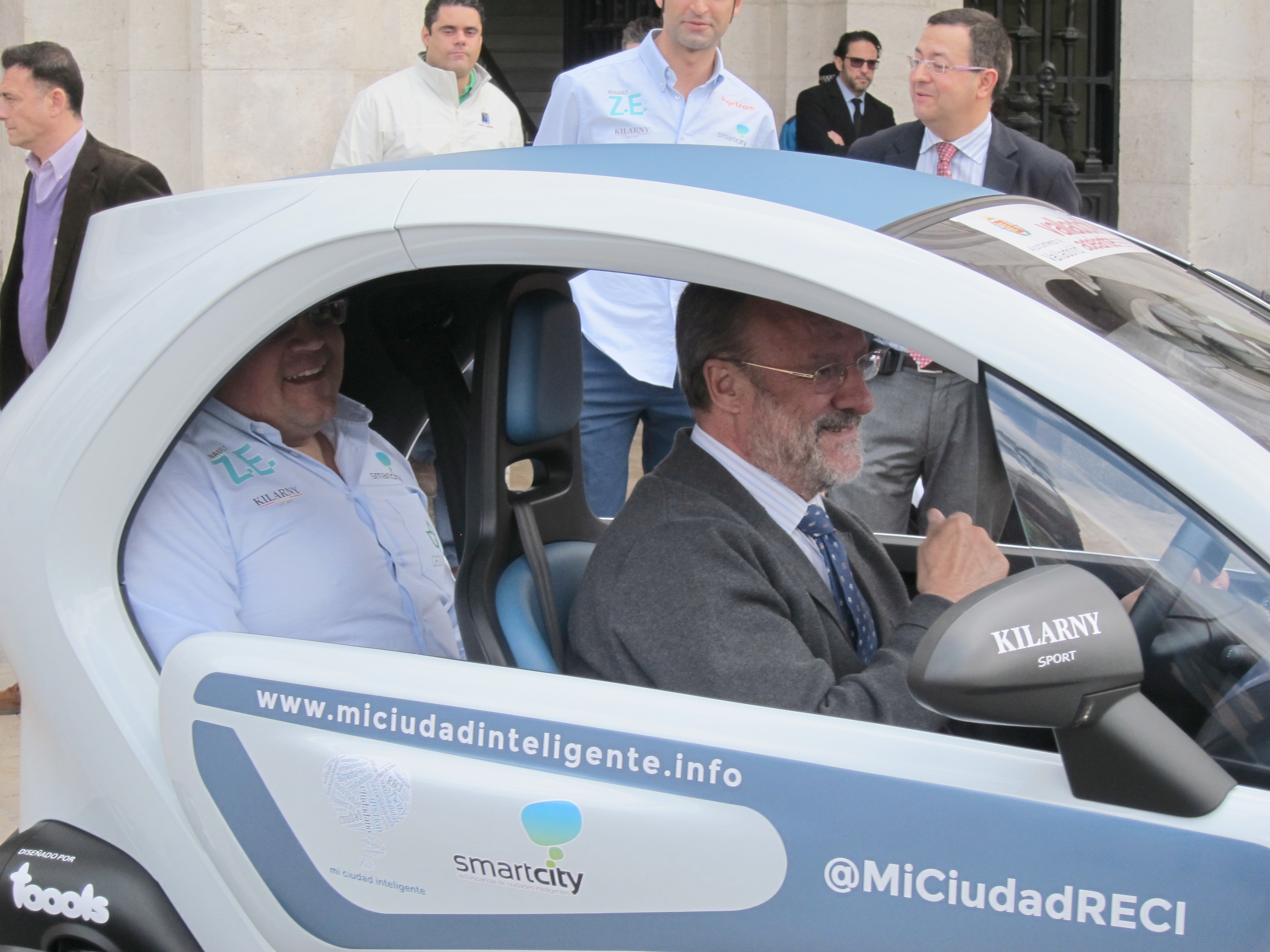 Dos geógrafos recorrerán 30 ciudades españolas a bordo de un Renault Twizy para promover la movilidad sostenible