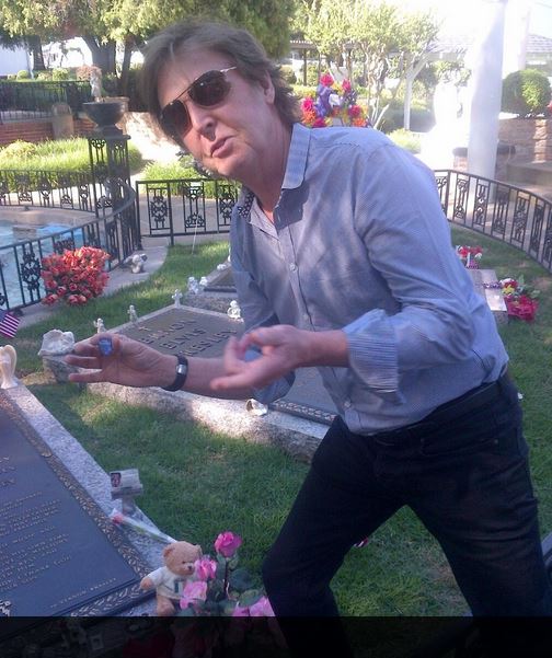 McCartney dejó una púa en la tumba de Elvis, para que siga tocando en el cielo