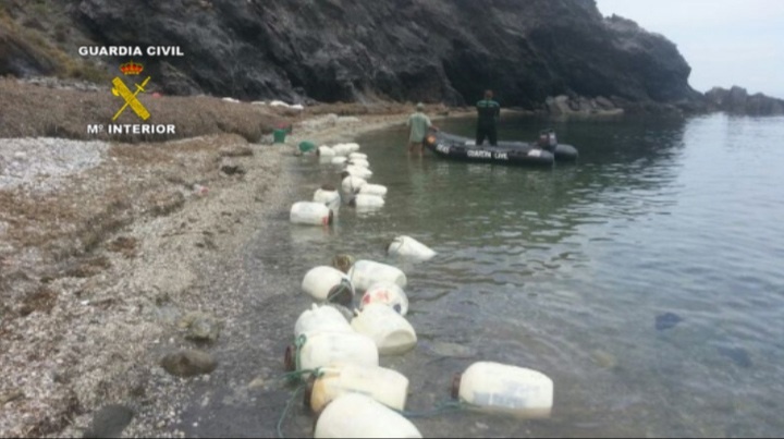 Intervenidos 641 kilos de hachís ocultos en bidones que flotaban en una cala y detenidas tres personas en Almería