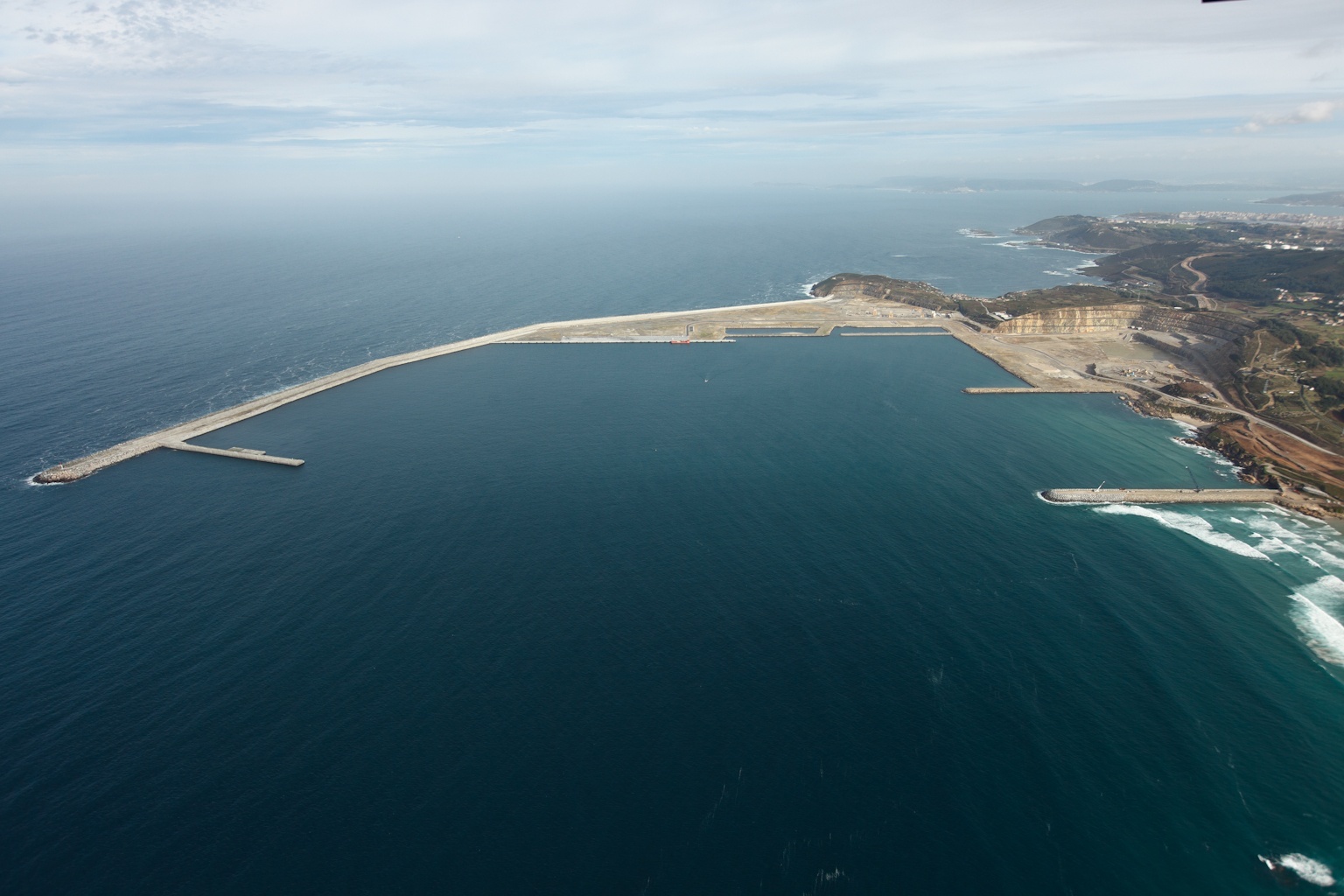 El Puerto de A Coruña firmará «en los próximos días» con Repsol el acuerdo para su traslado a Punta Langosteira