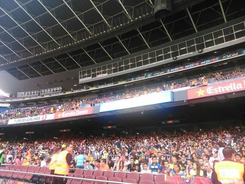 Más de 20.000 aficionados llenan la Tribuna del Camp Nou dos horas antes de la presentación de Neymar